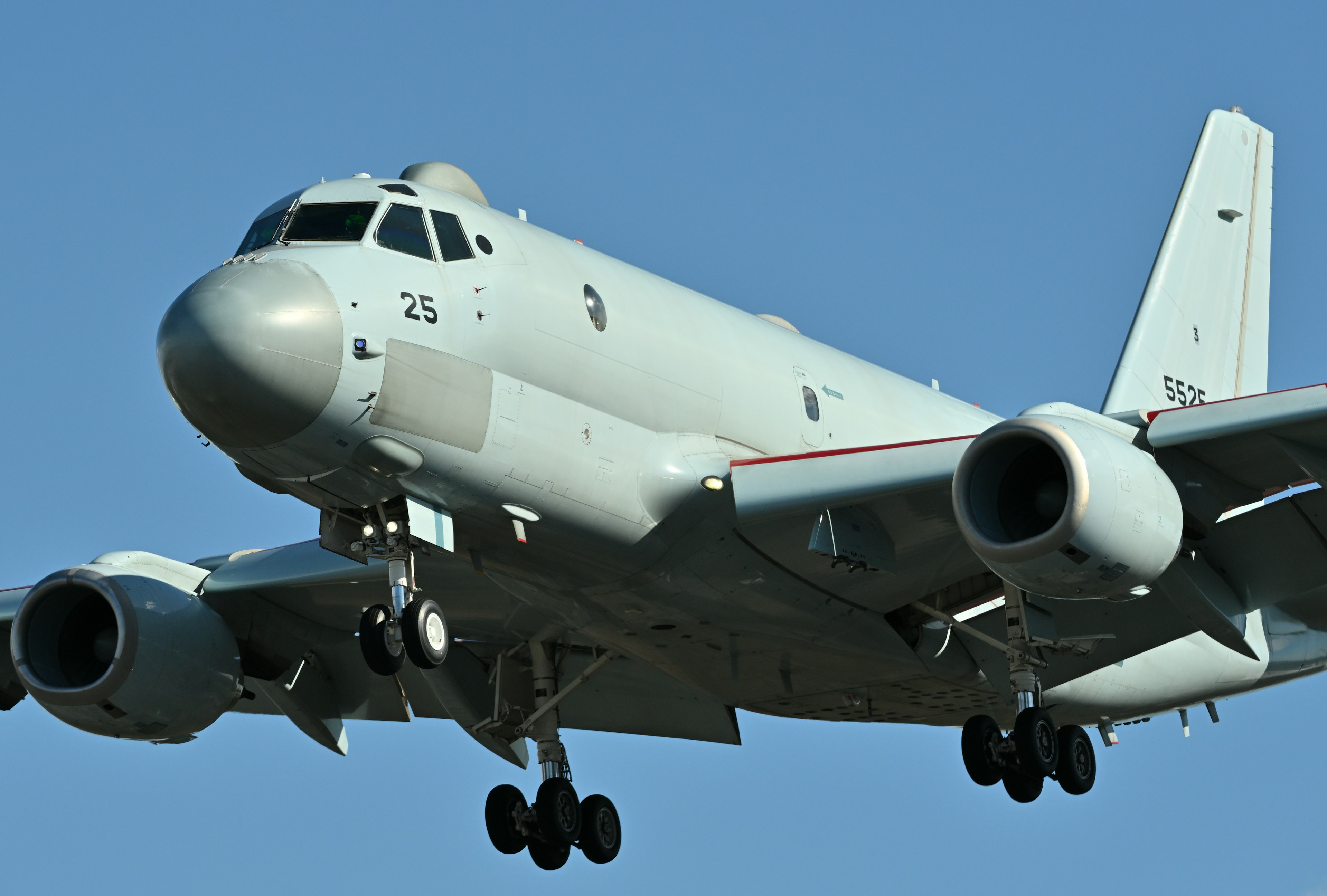 Flugzeug fliegt unter einem klaren blauen Himmel