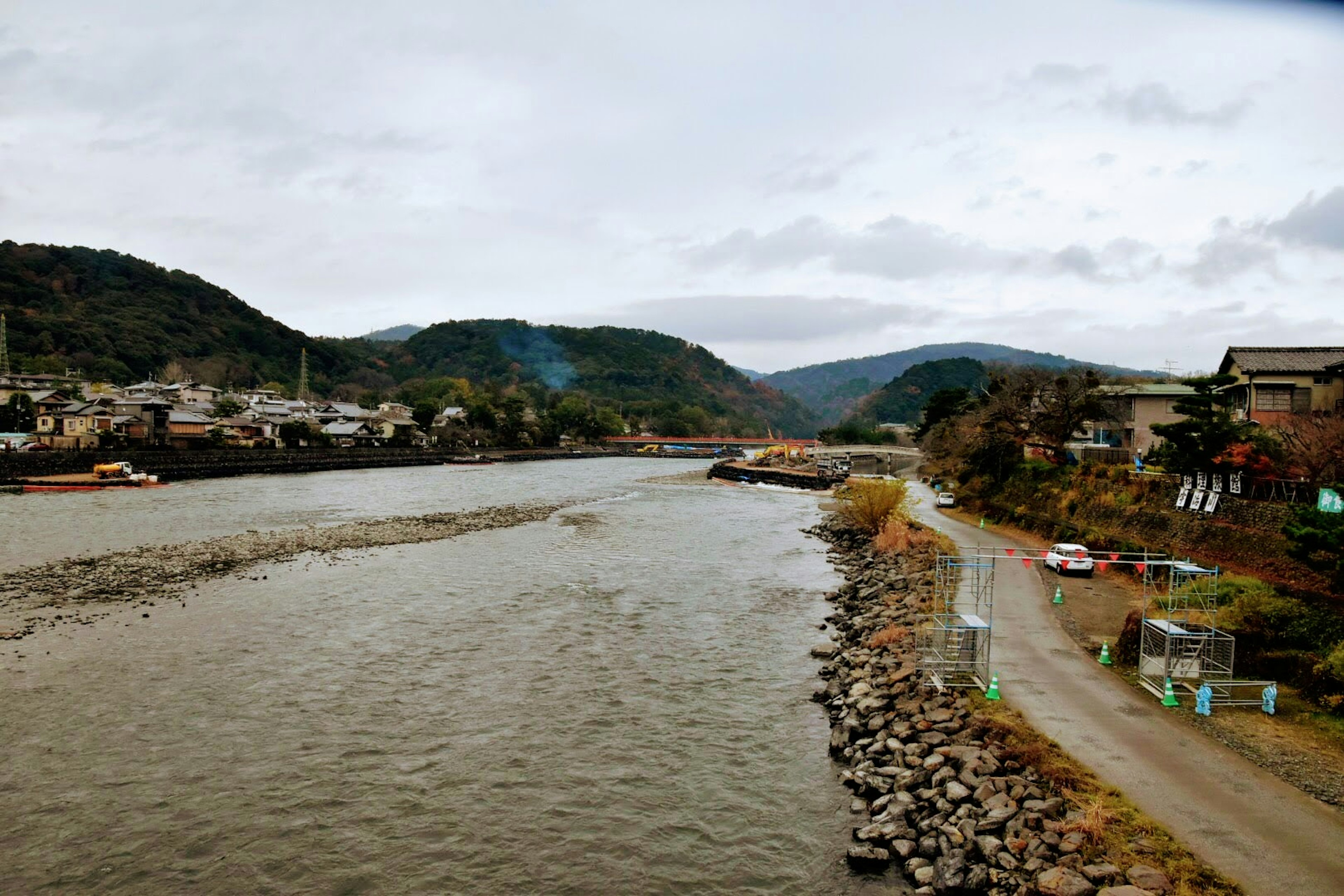 Malersicher Blick auf einen ruhigen Fluss, umgeben von Bergen