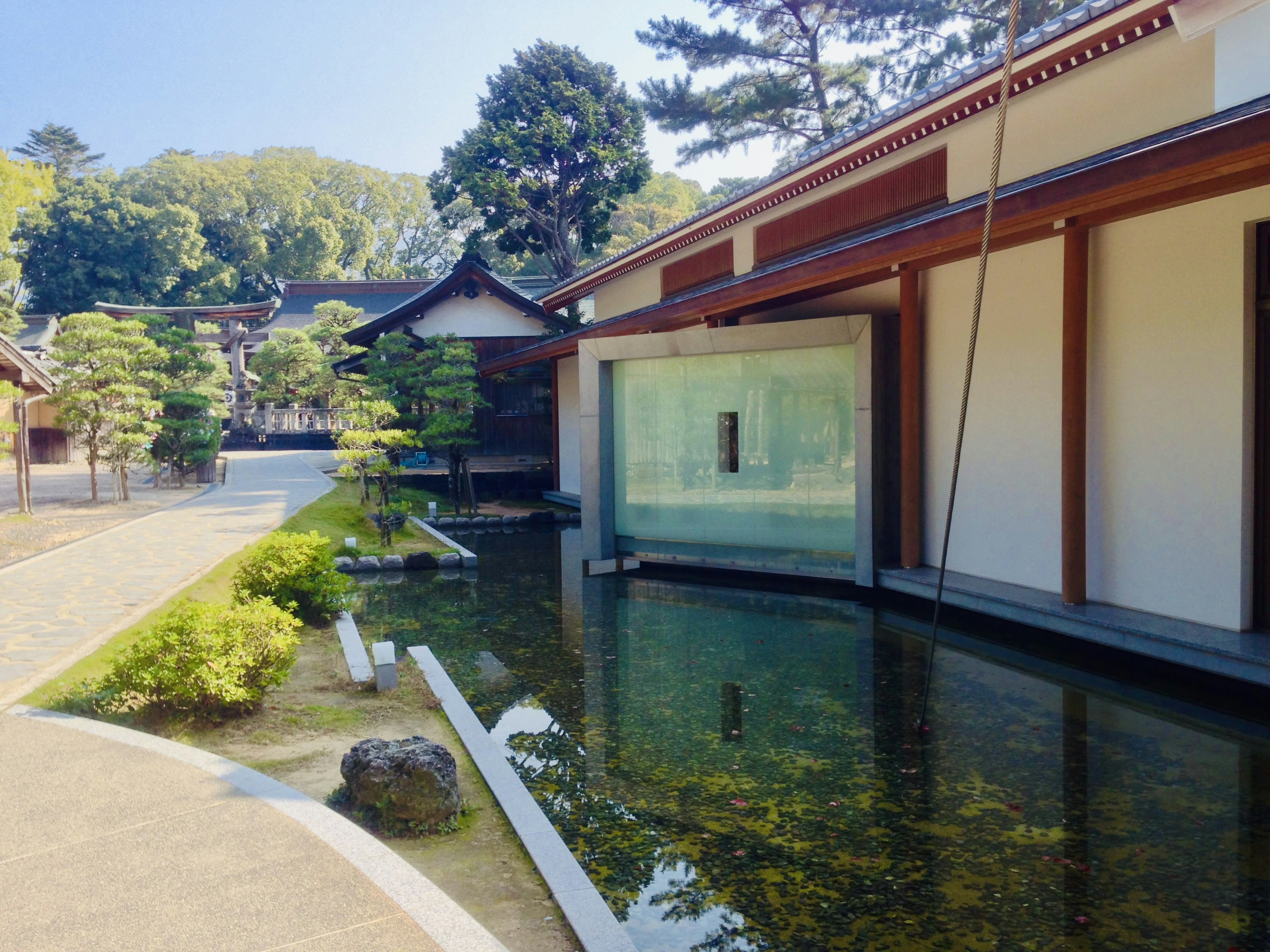 美しい庭園と現代的なガラスの建物が調和した日本の景観