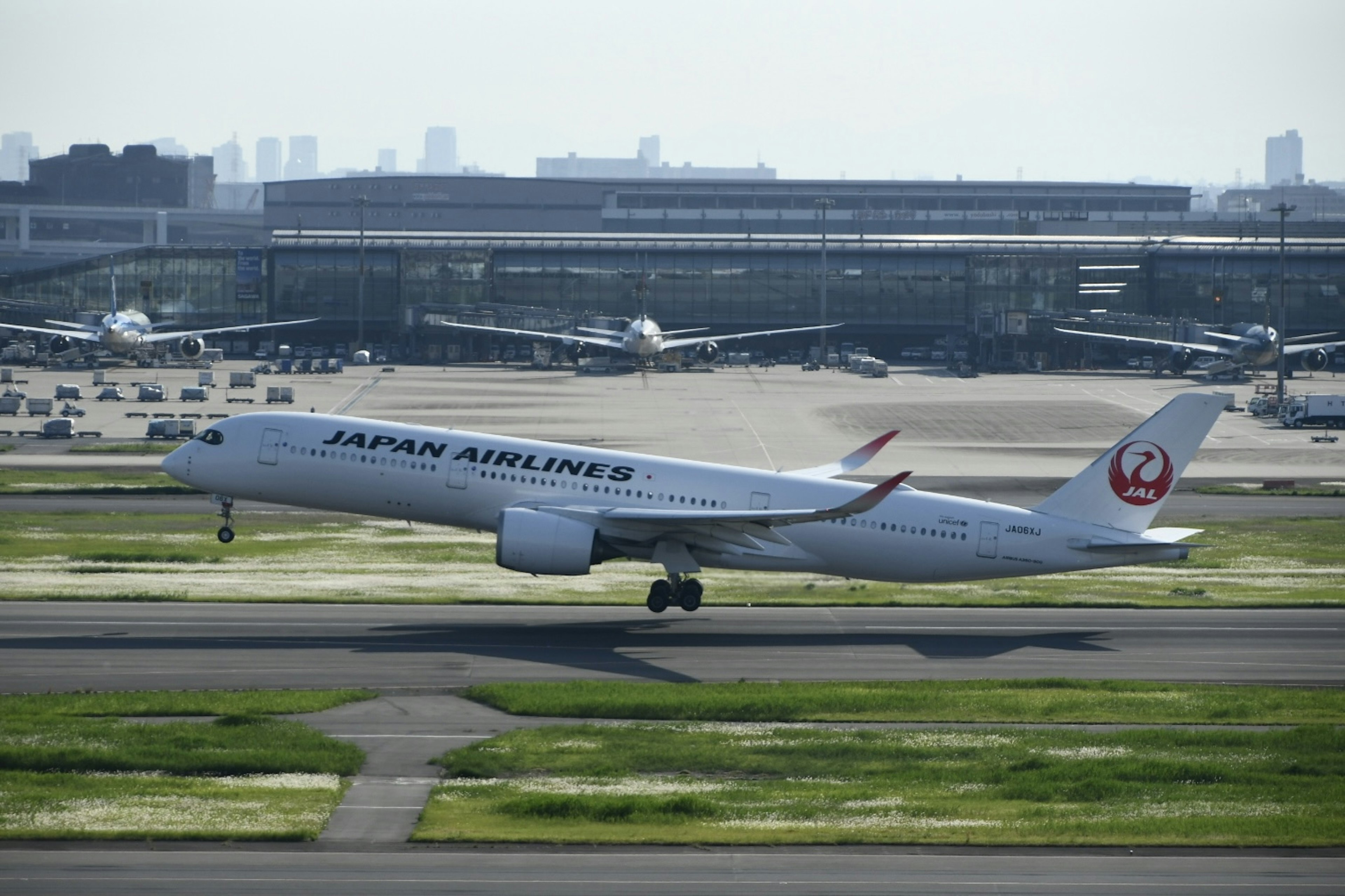 Aereo Japan Airlines in fase di decollo dalla pista