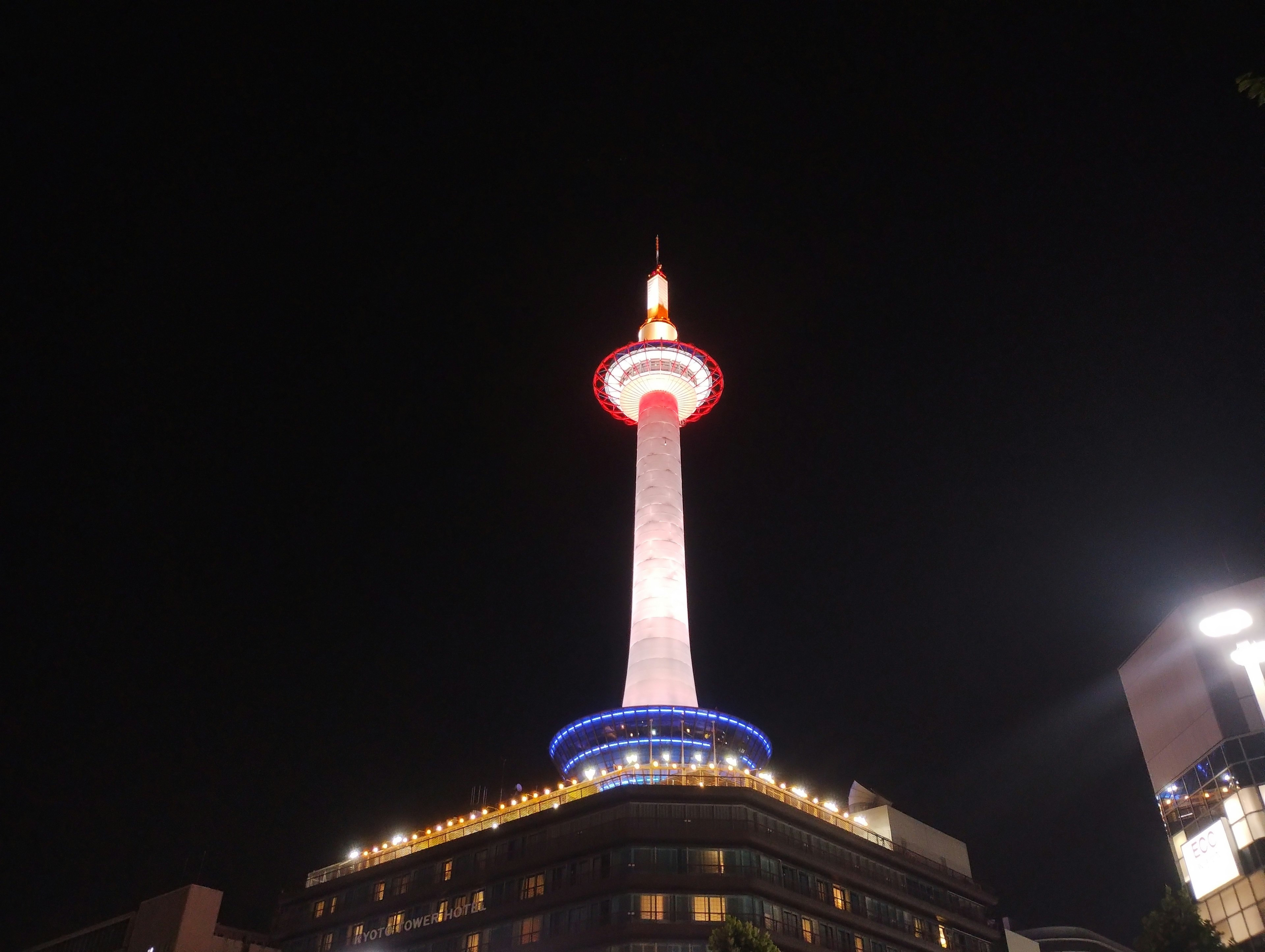 夜の中で輝く京都タワーの美しい光景