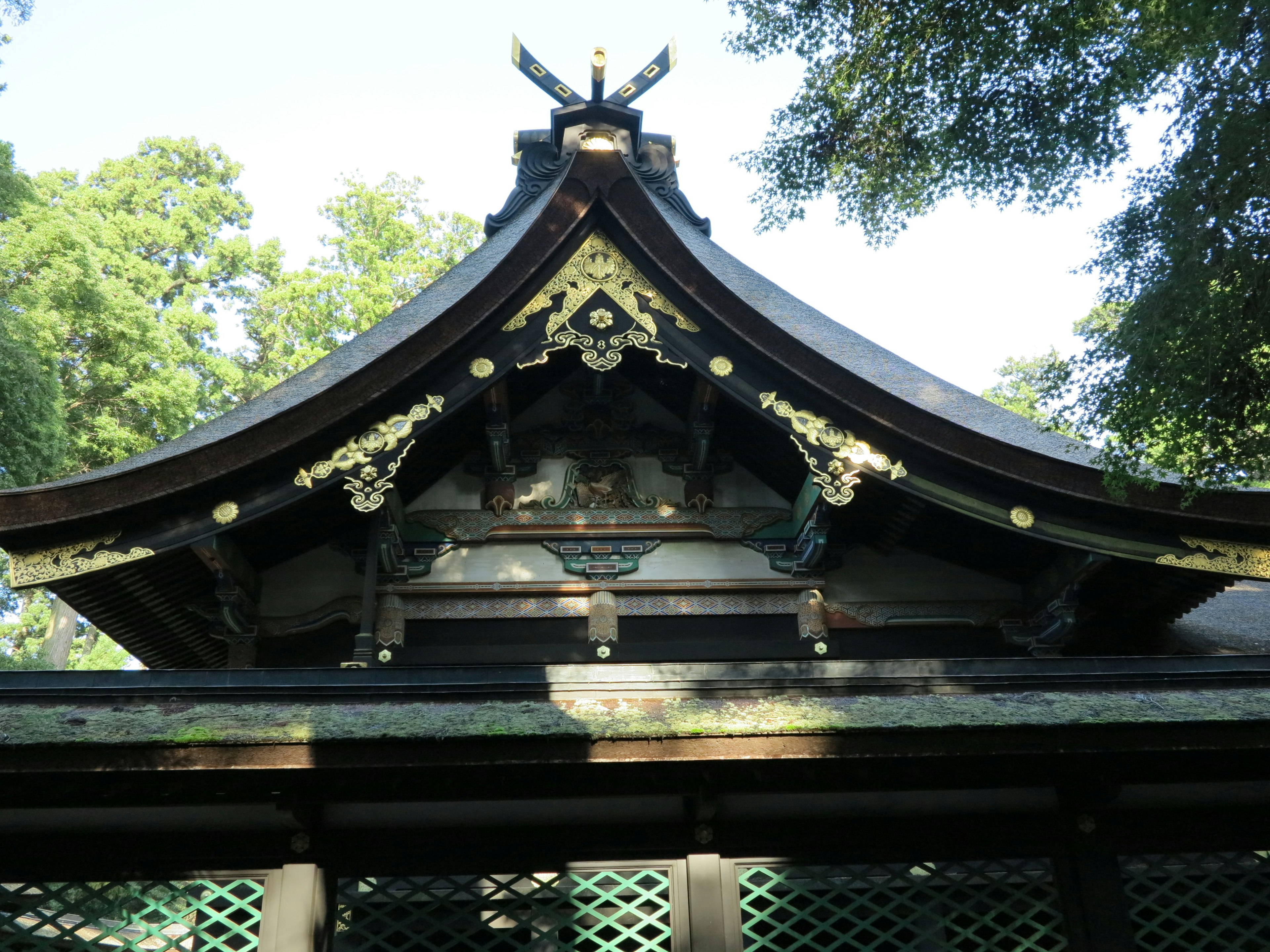 神社の屋根の装飾や彫刻が見える