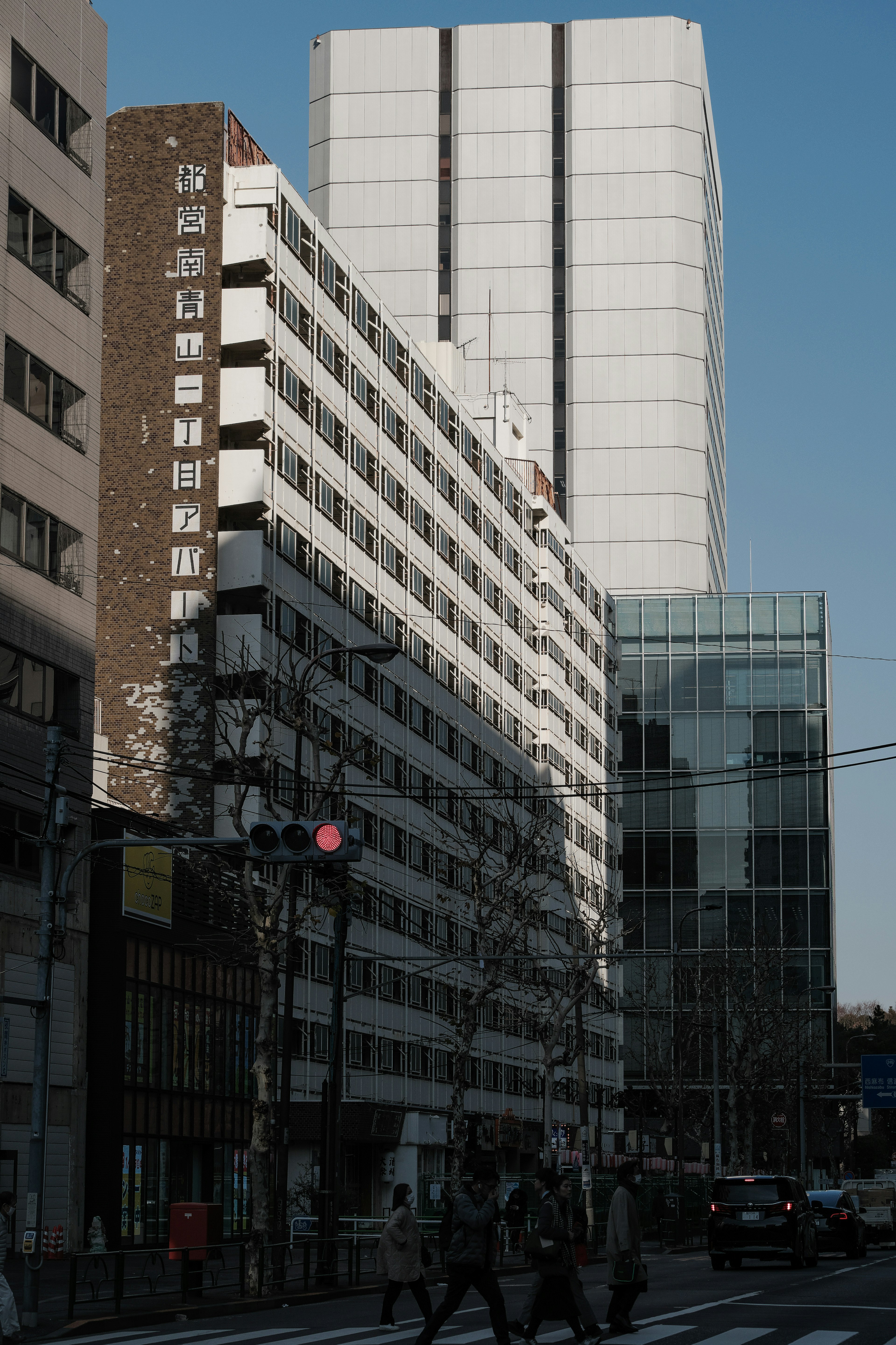 Contraste entre un rascacielos moderno y edificios antiguos en un entorno urbano