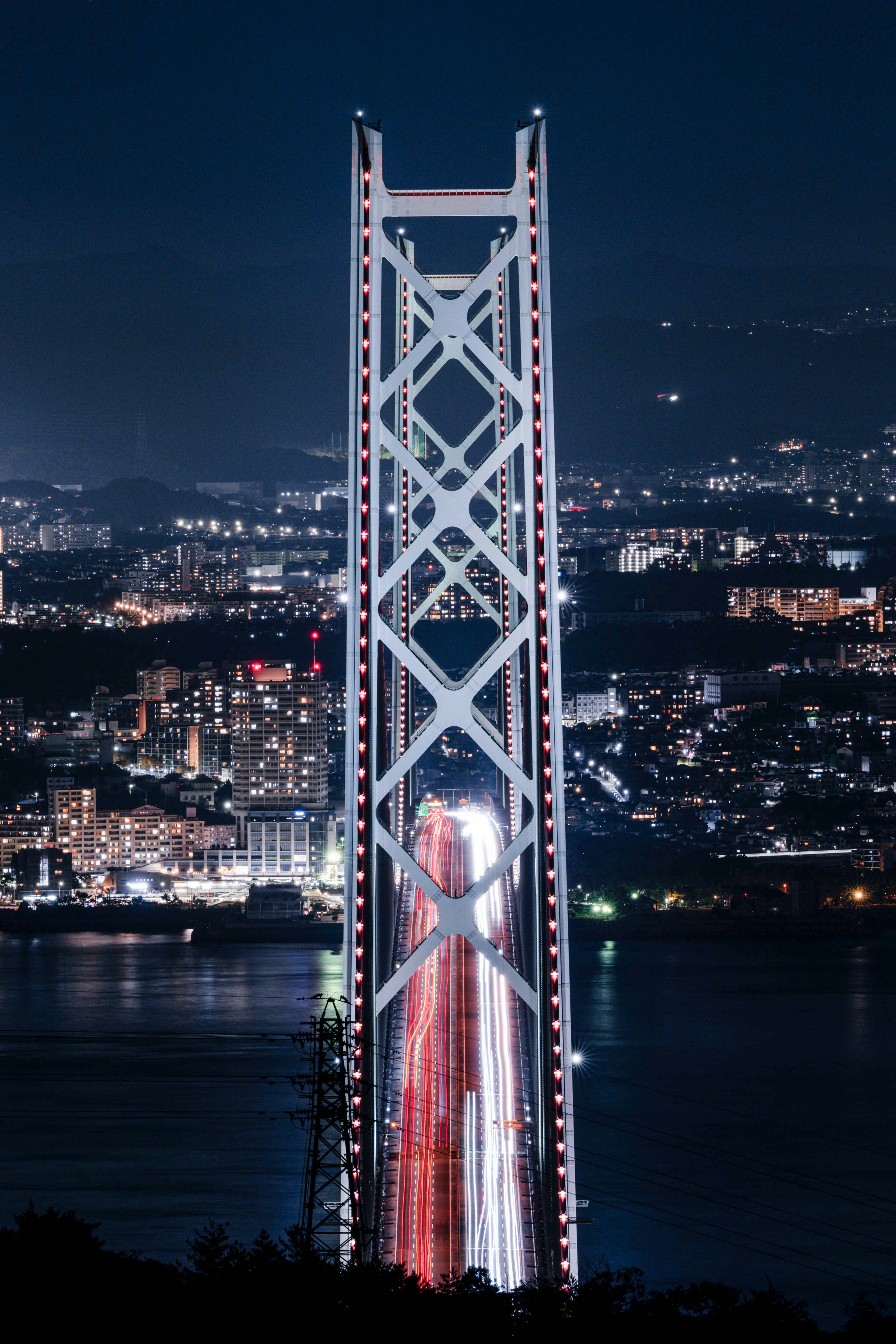 夜景城市天际线上的照明桥梁结构