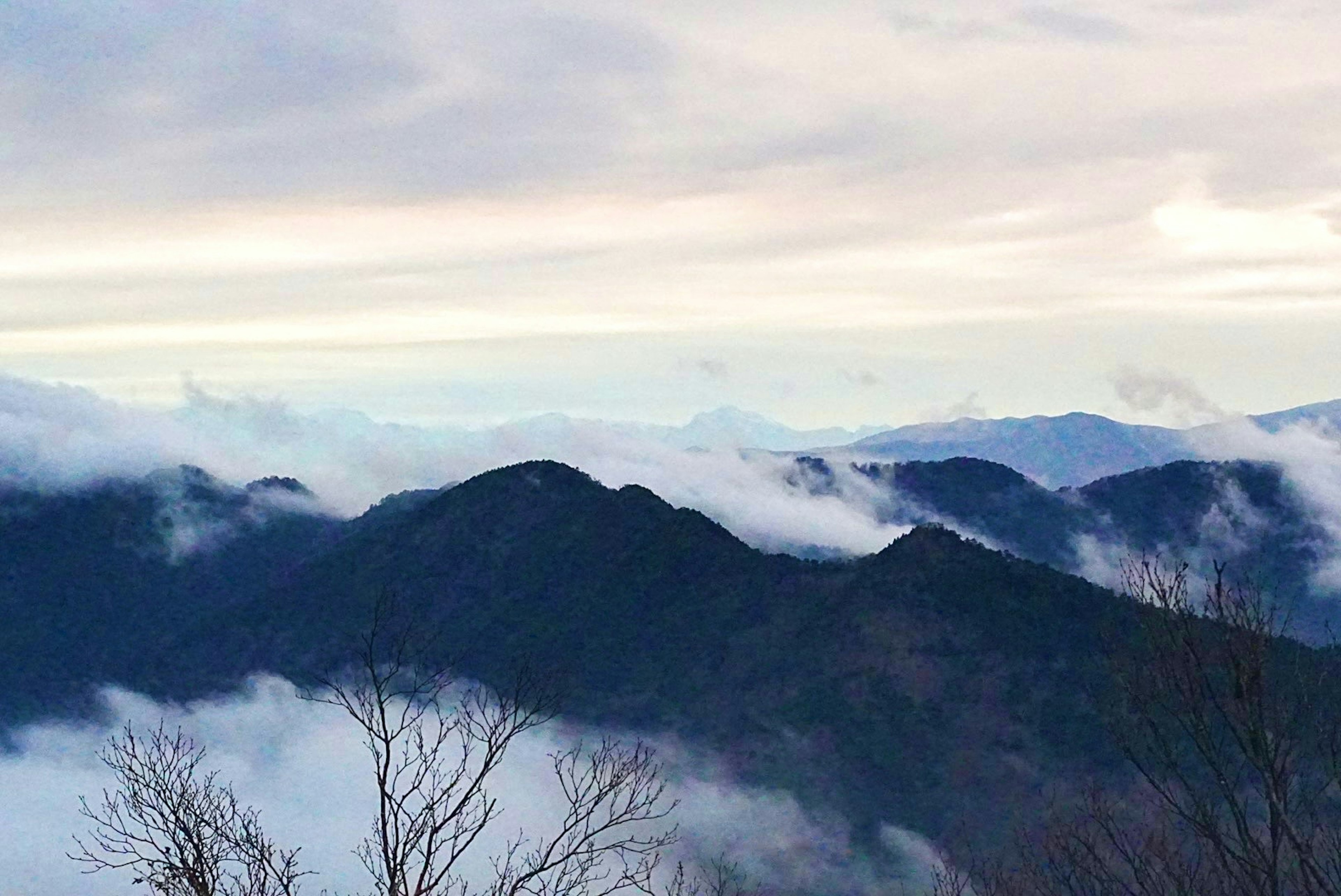 Paysage de montagne avec des nuages en arrière-plan