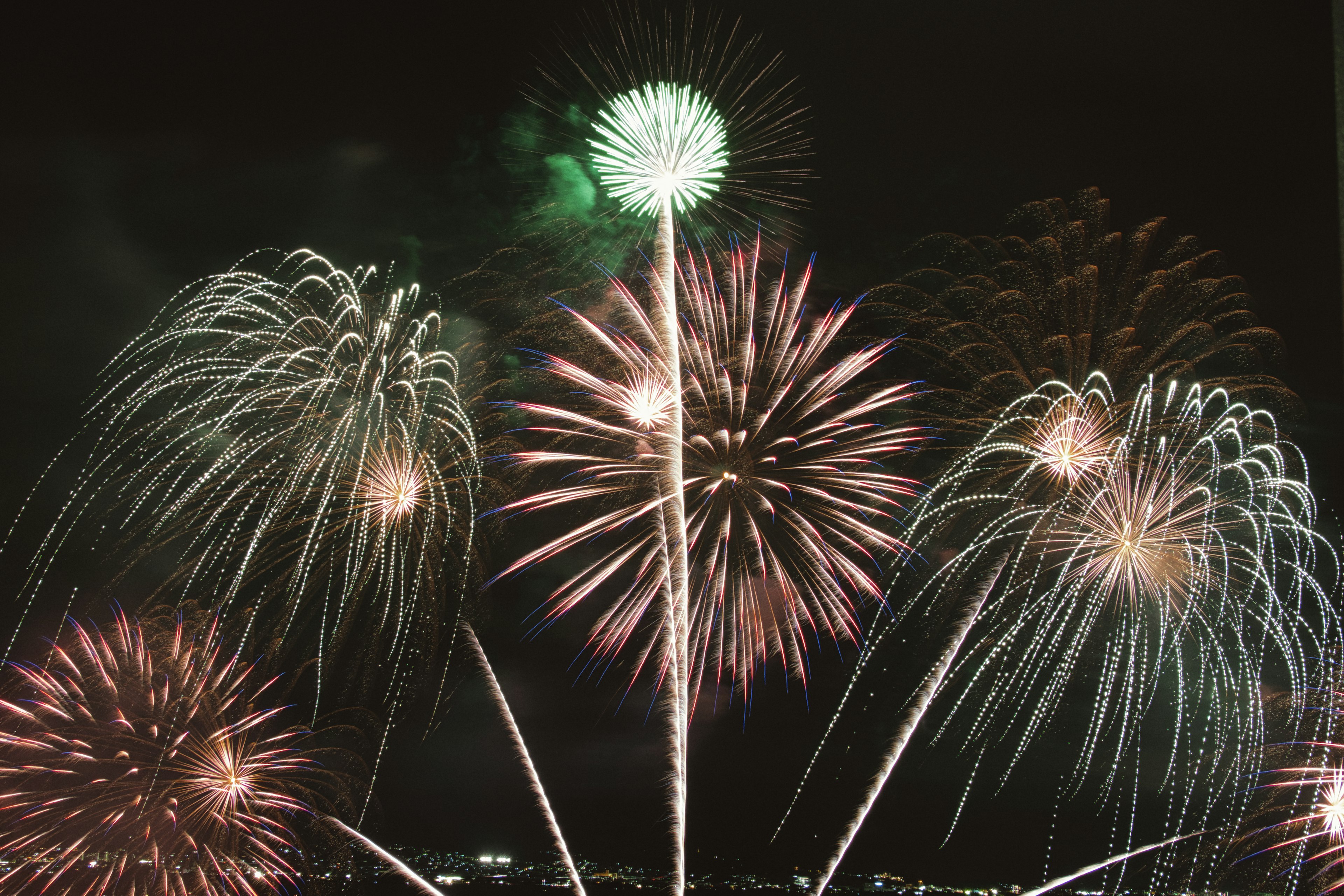 Un bellissimo spettacolo di fuochi d'artificio nel cielo notturno scintille colorate esplodono