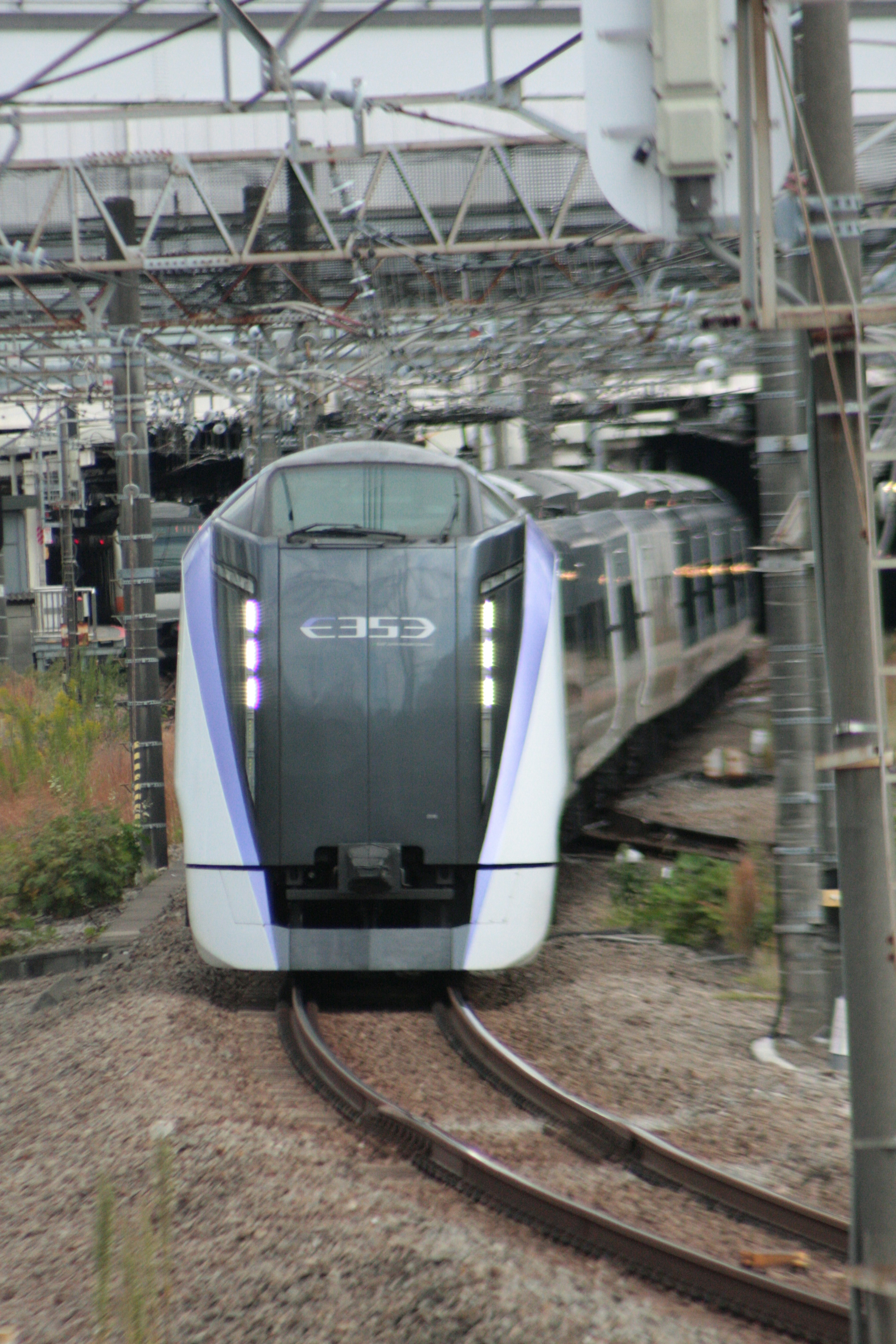 Treno Shinkansen in avvicinamento sui binari