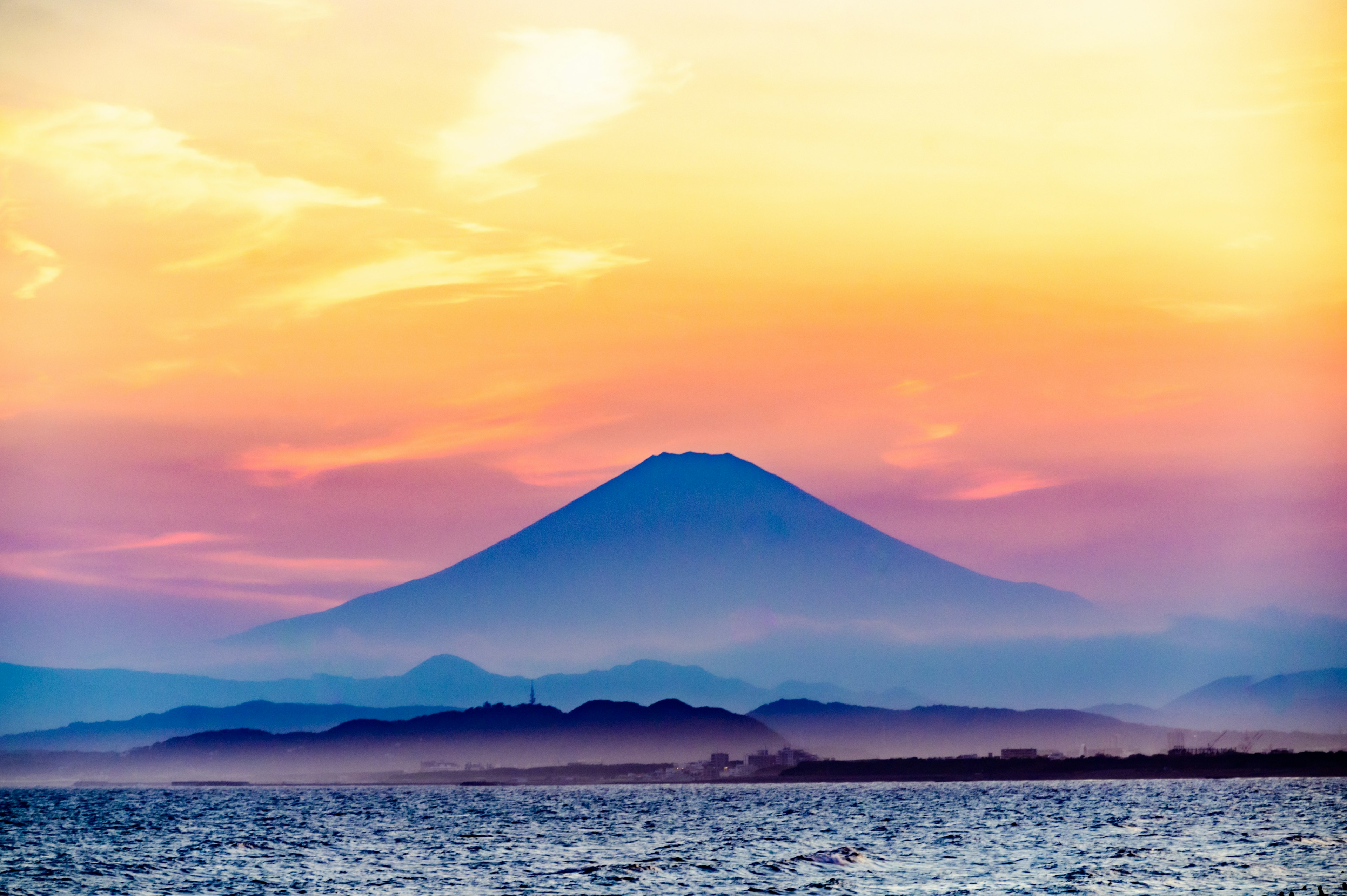 美しい夕焼けの空に浮かぶ富士山のシルエット