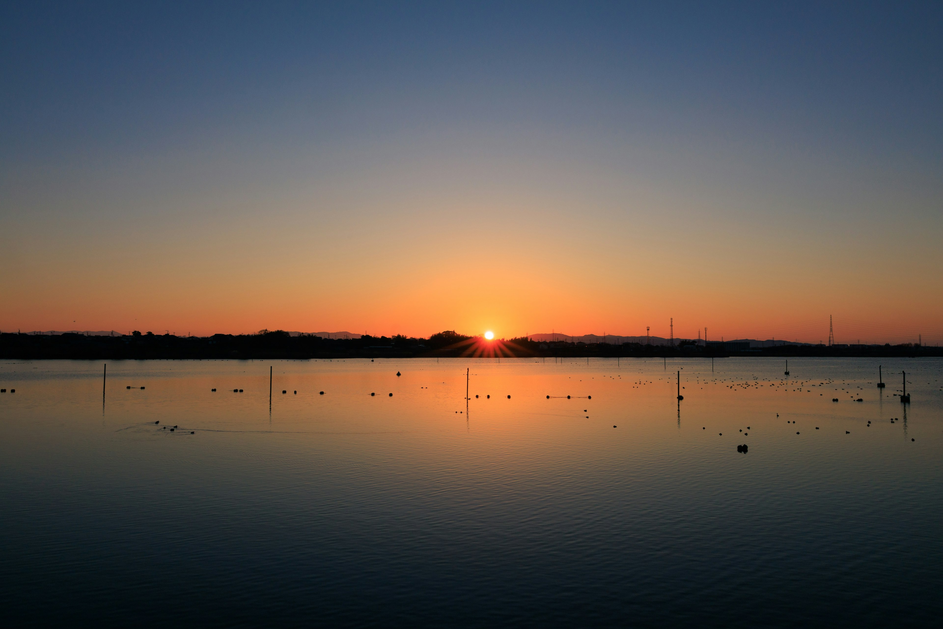 Sunset yang indah memantul di permukaan air