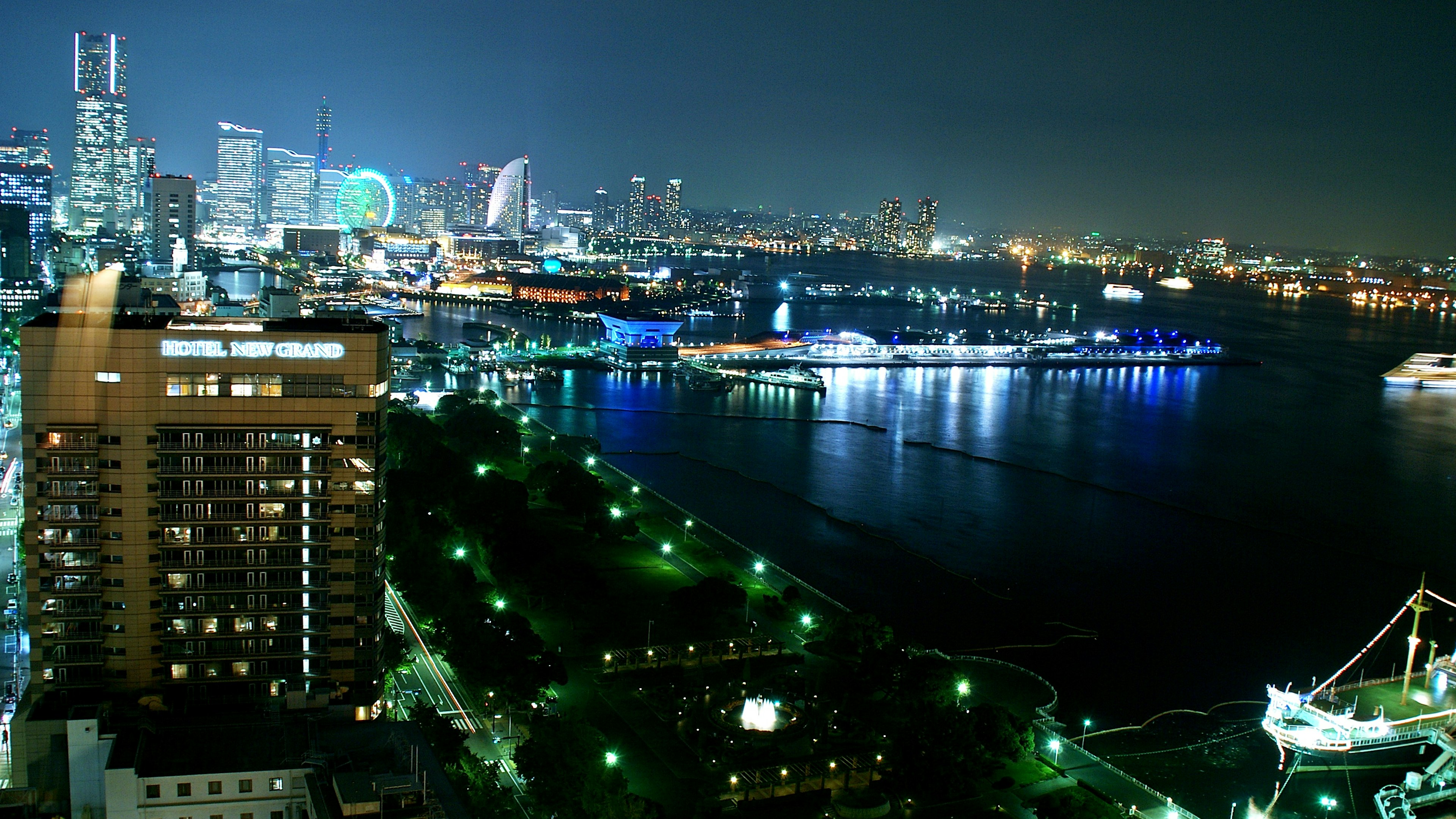 Impresionante vista nocturna del horizonte de Yokohama con edificios iluminados