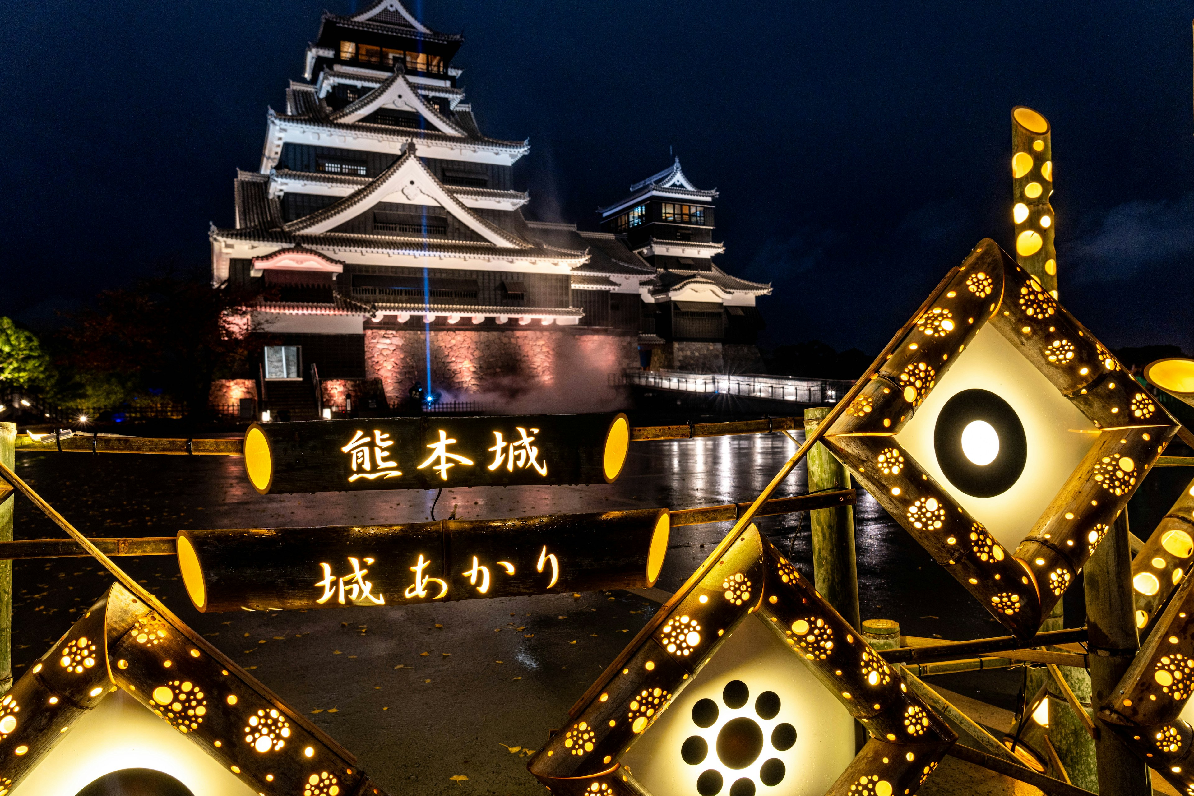 Hermosa vista nocturna del castillo de Kumamoto con decoraciones iluminadas