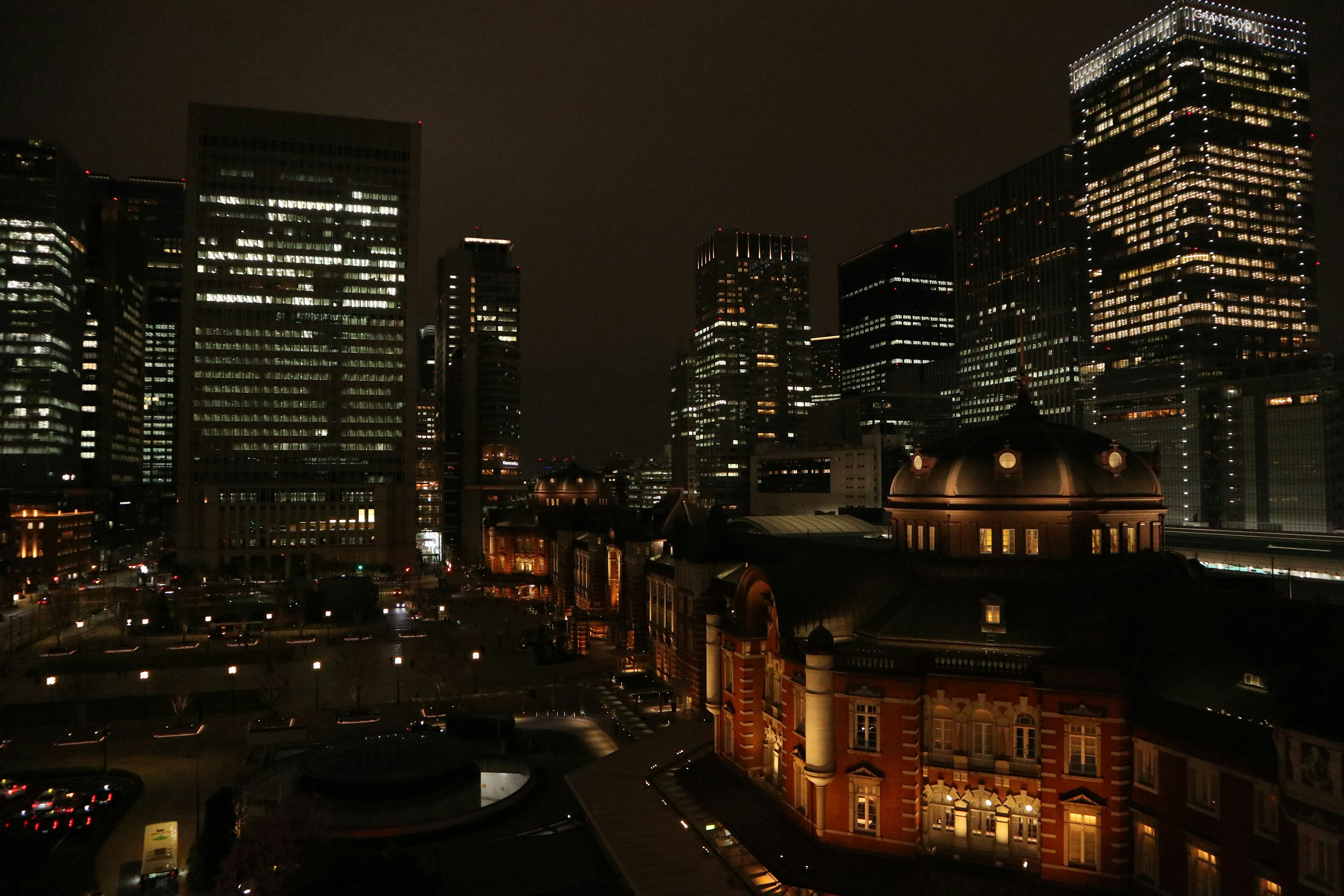 Vista notturna di Tokyo con grattacieli e architettura storica