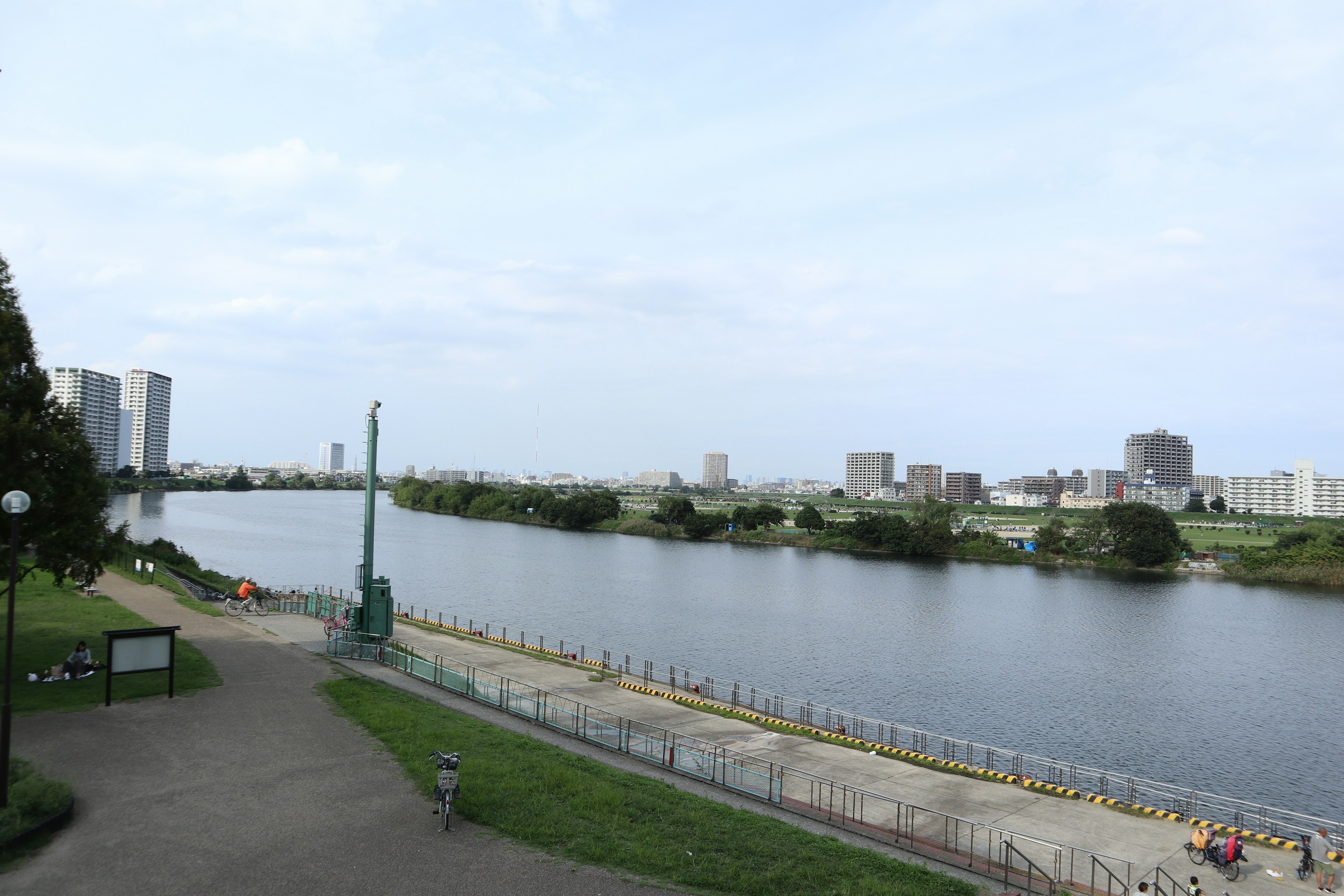 Vista escénica de un río con horizonte urbano