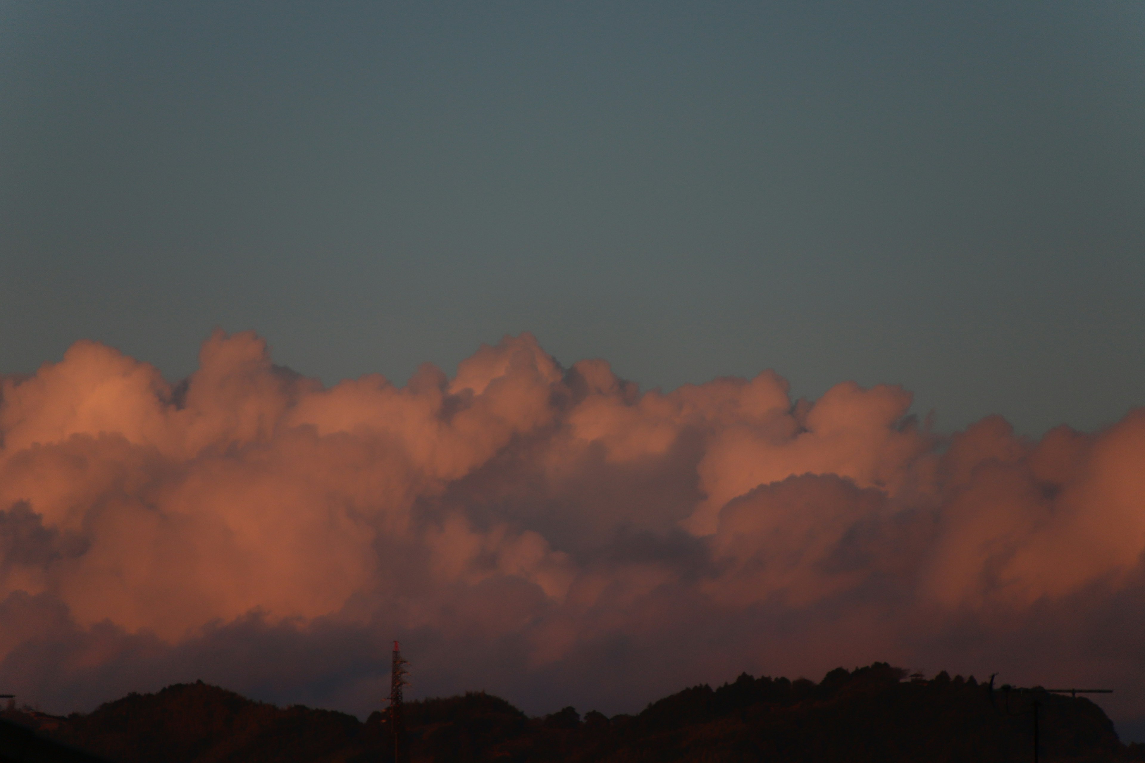 Nuages au coucher de soleil avec silhouette de montagne