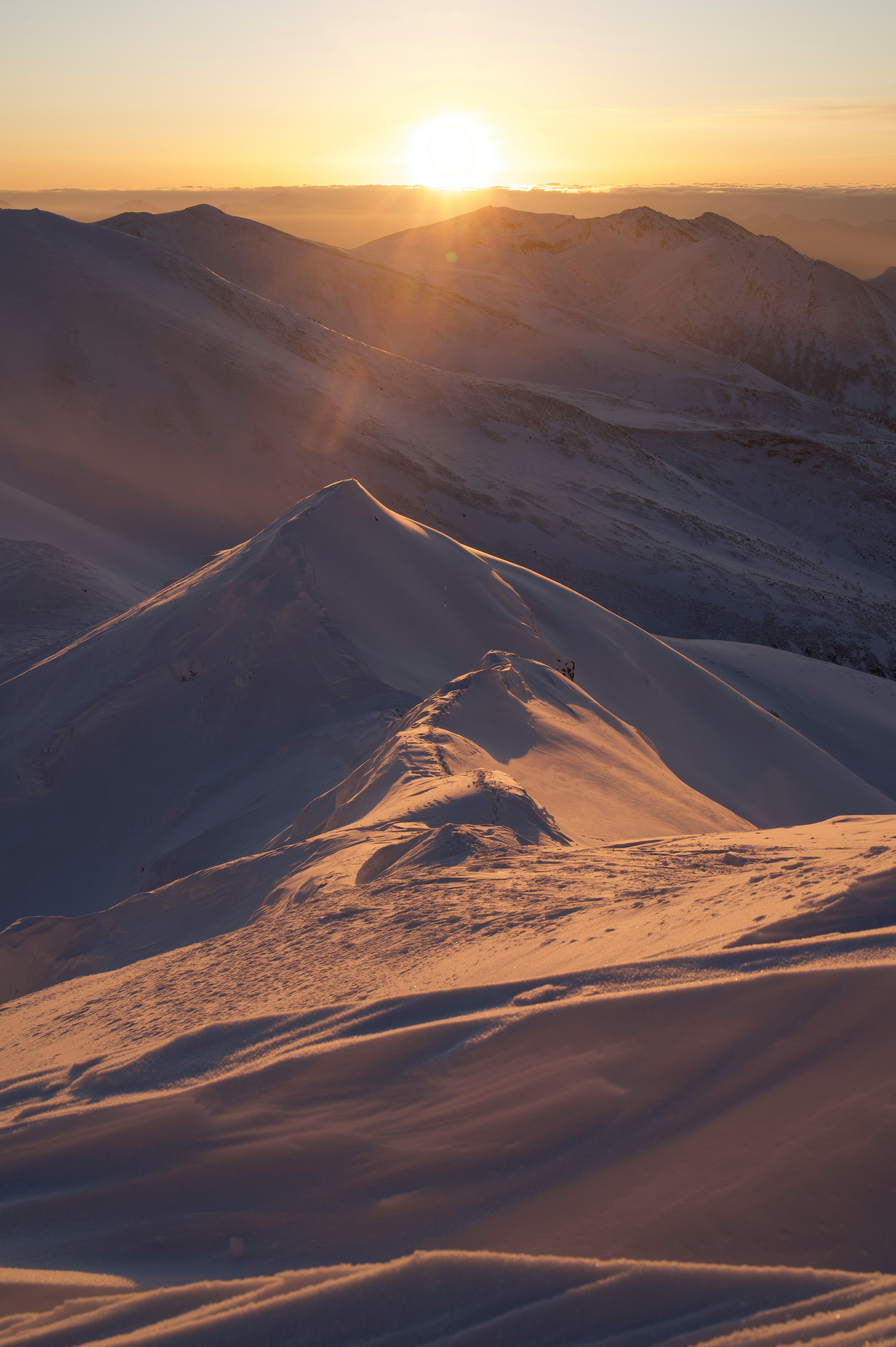 Montagnes enneigées avec un lever de soleil lumineux