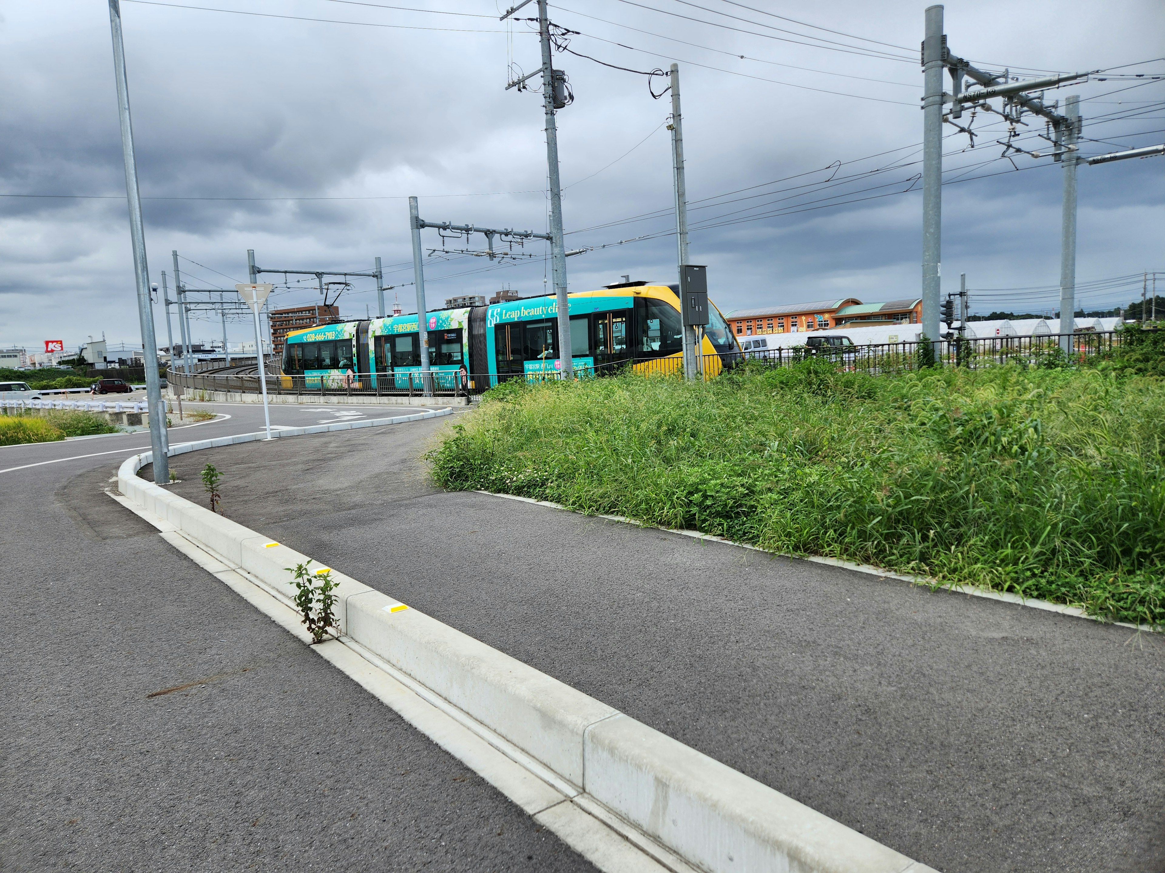 Lanskap dengan rumput hijau dan tram kereta api