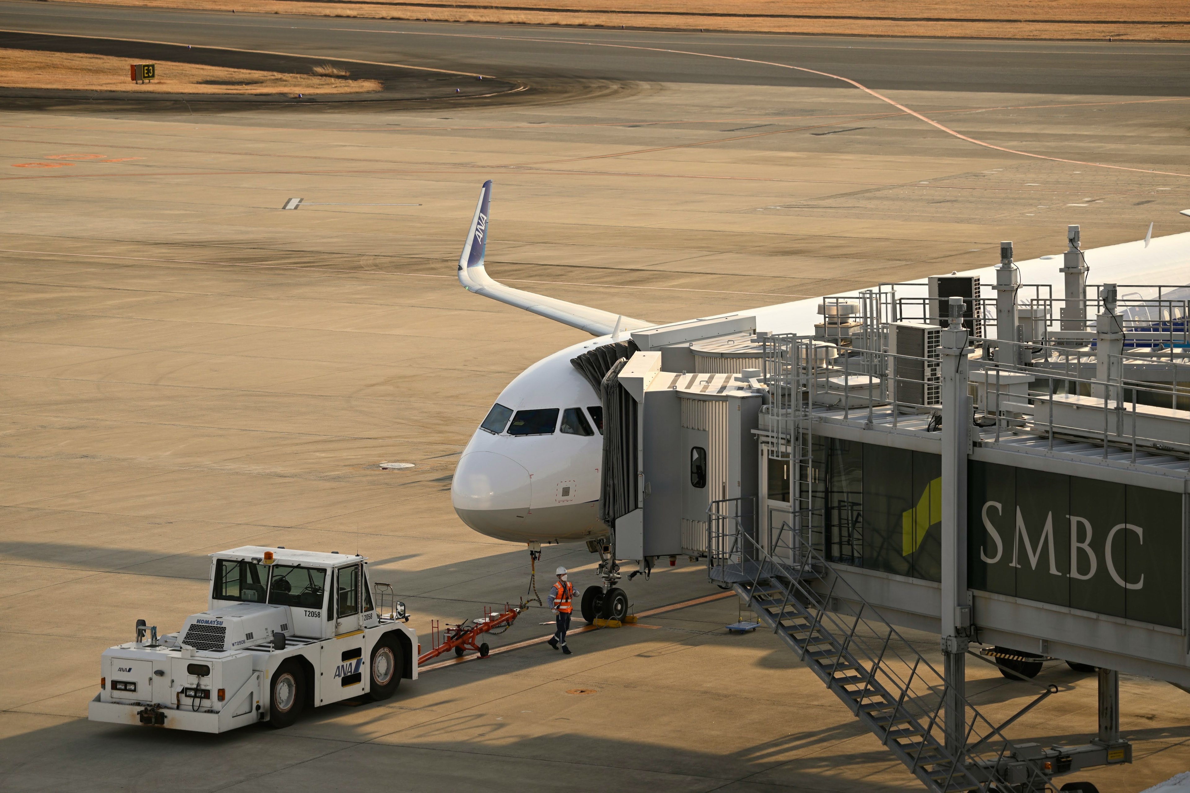 Avion connecté au terminal avec véhicule de service au sol