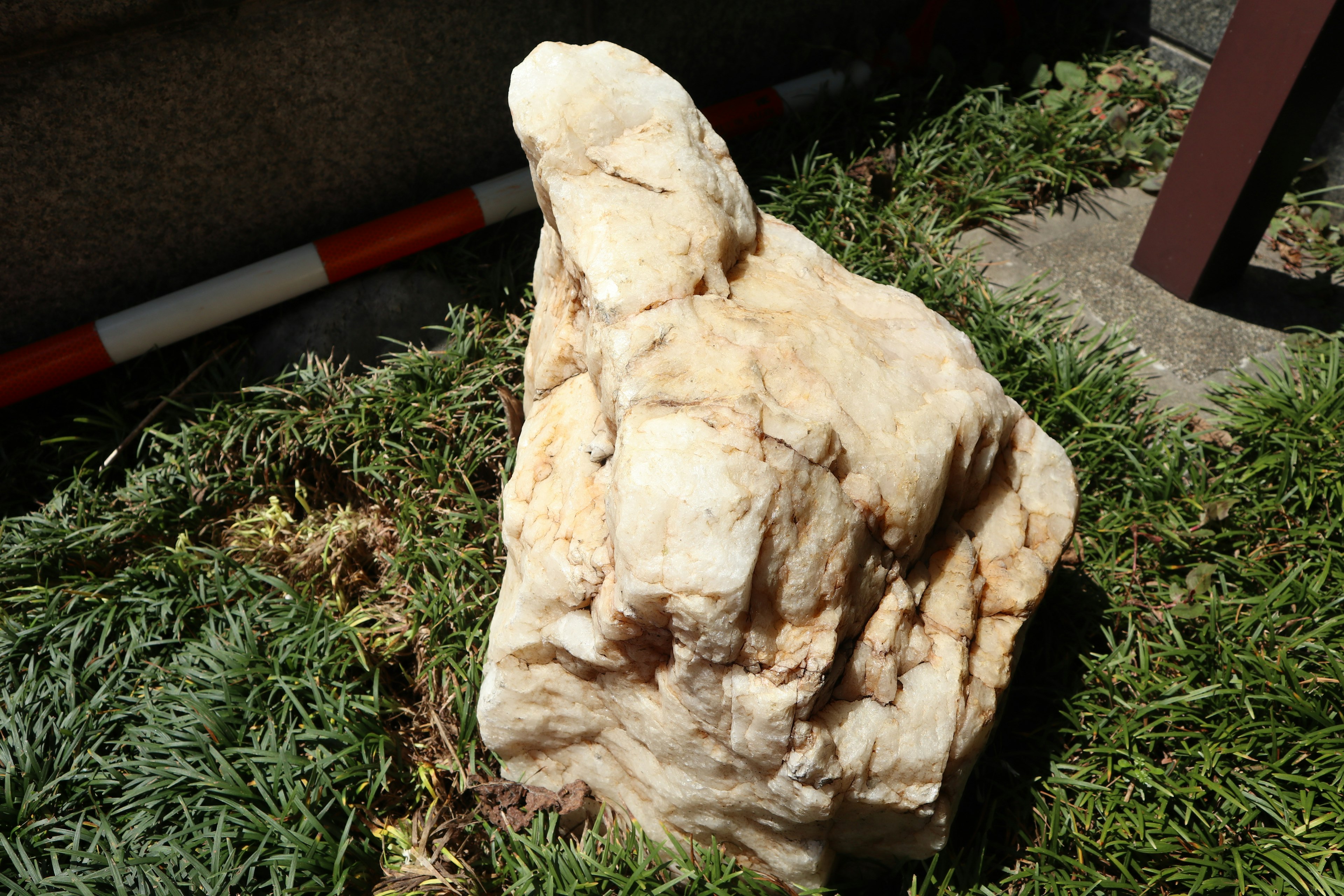 Une grande pierre blanche reposant sur de l'herbe verte