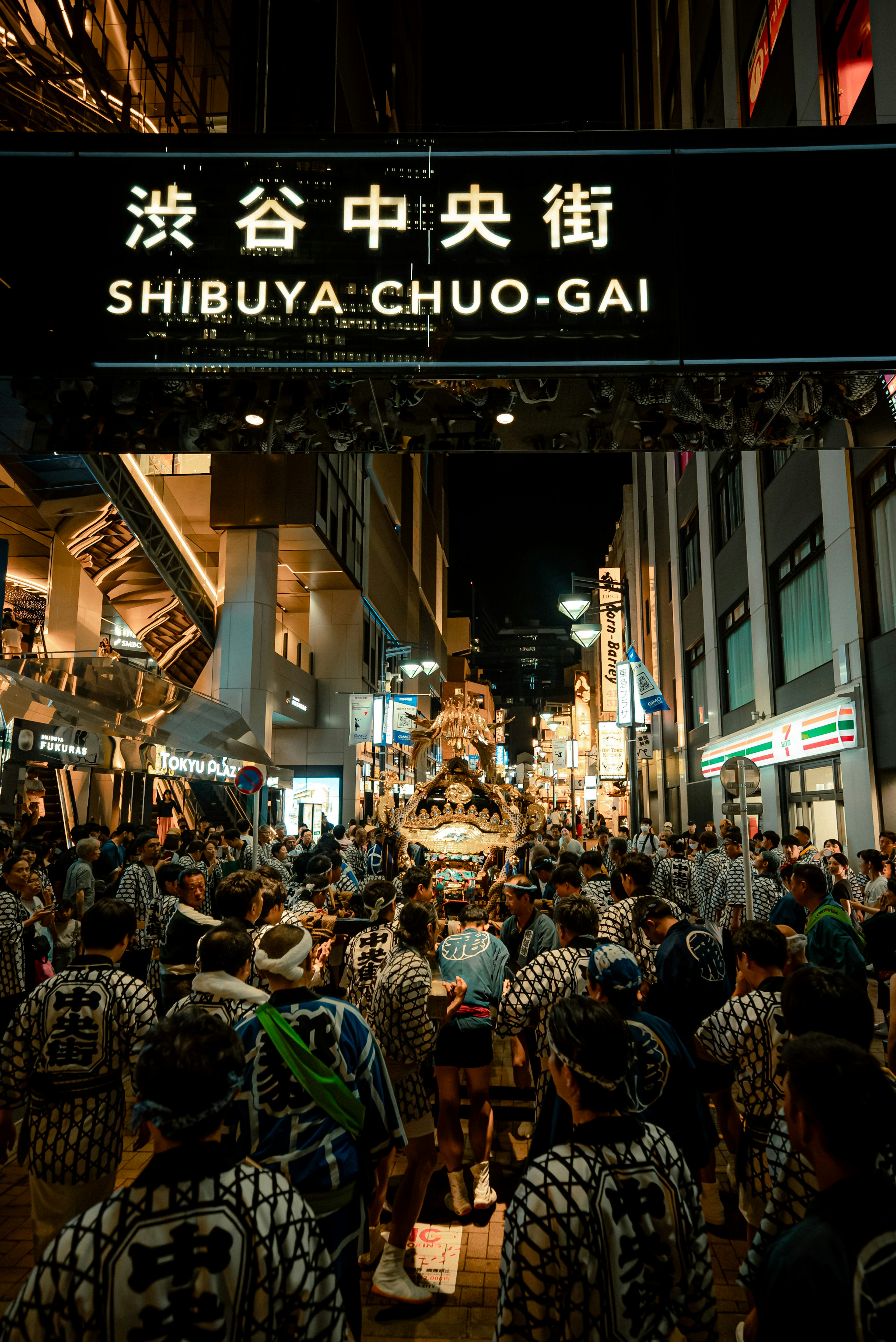 Folla riunita nella vivace strada Shibuya Chuo-gai di notte