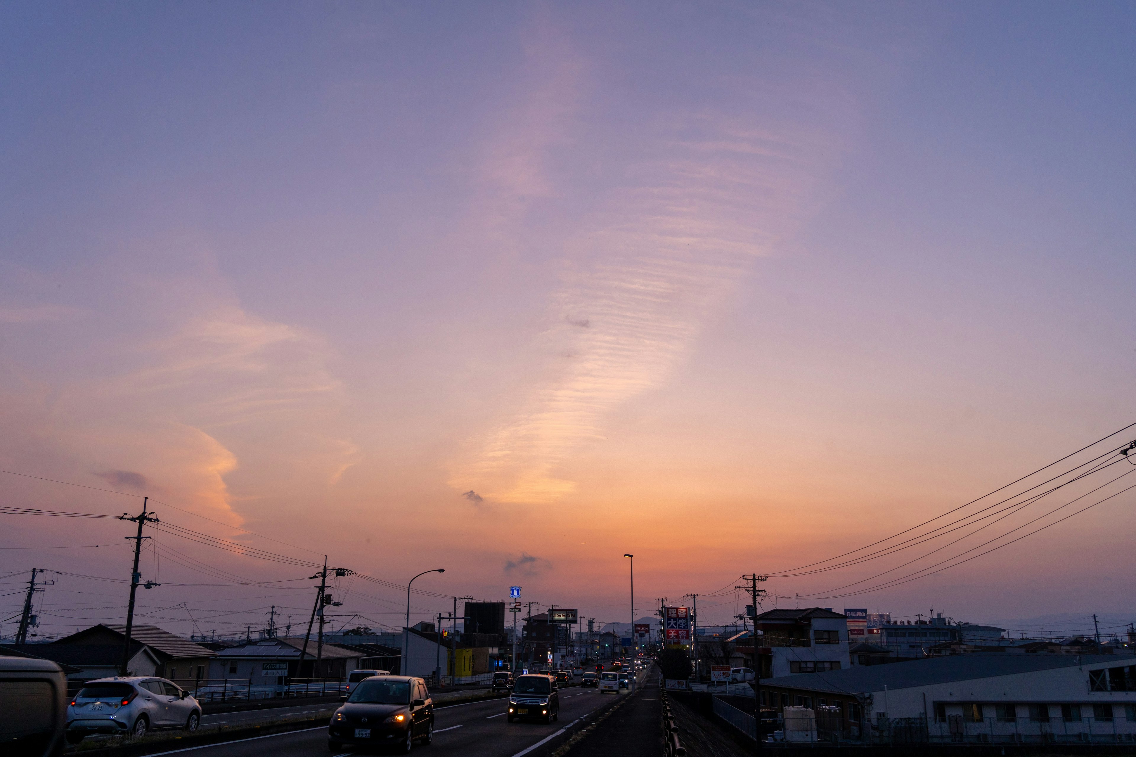 夕焼けの空と道路の景色が広がる風景