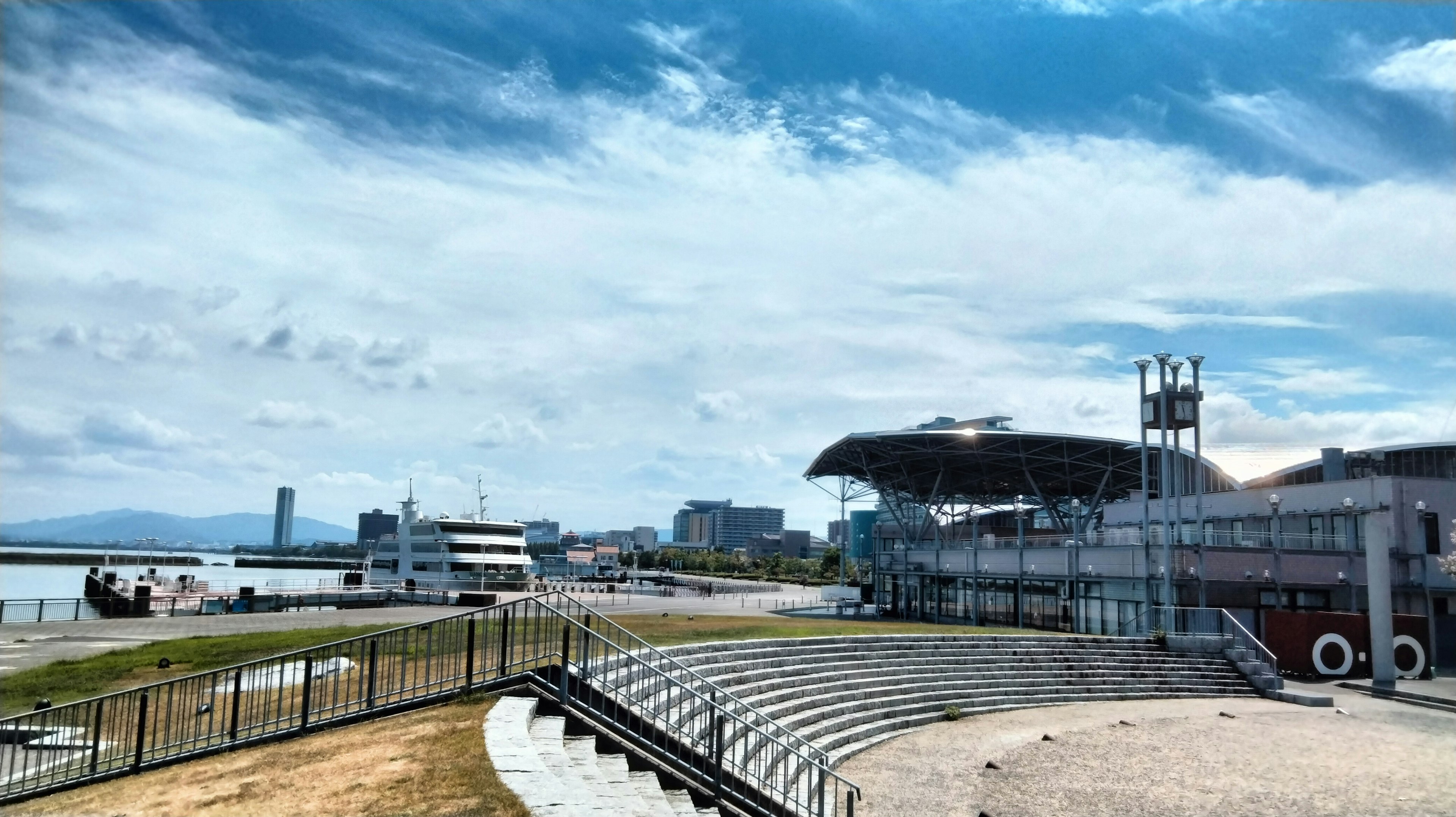 Küstenstadion mit klarem blauen Himmel