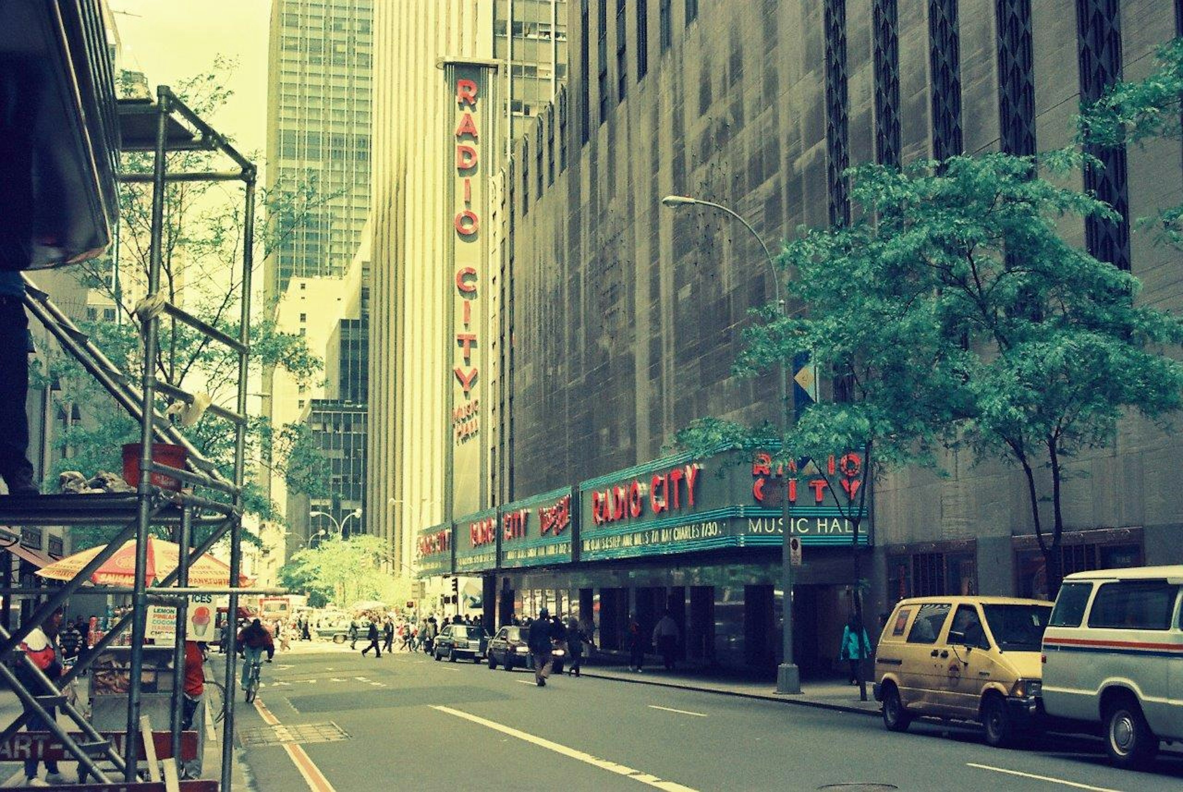 Pemandangan luar Radio City Music Hall dan pemandangan jalanan di New York