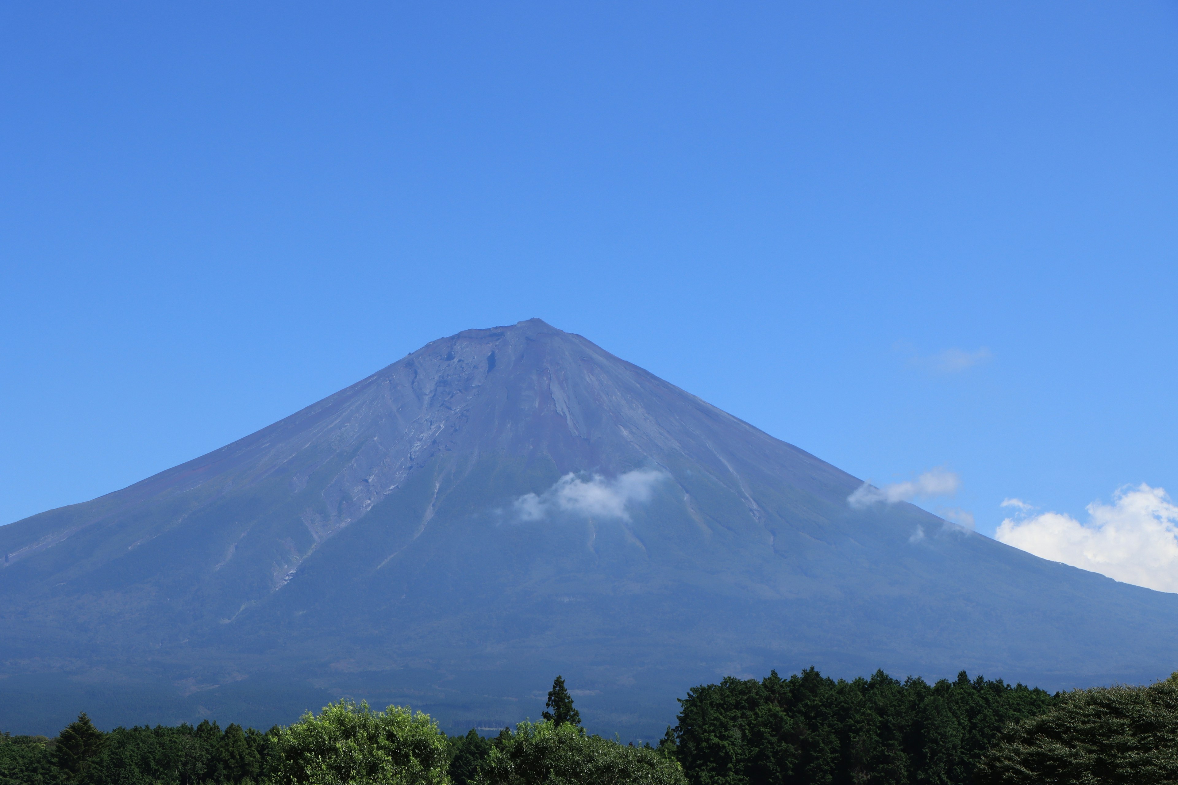 Vista majestuosa del monte Fuji que se eleva bajo un cielo azul claro