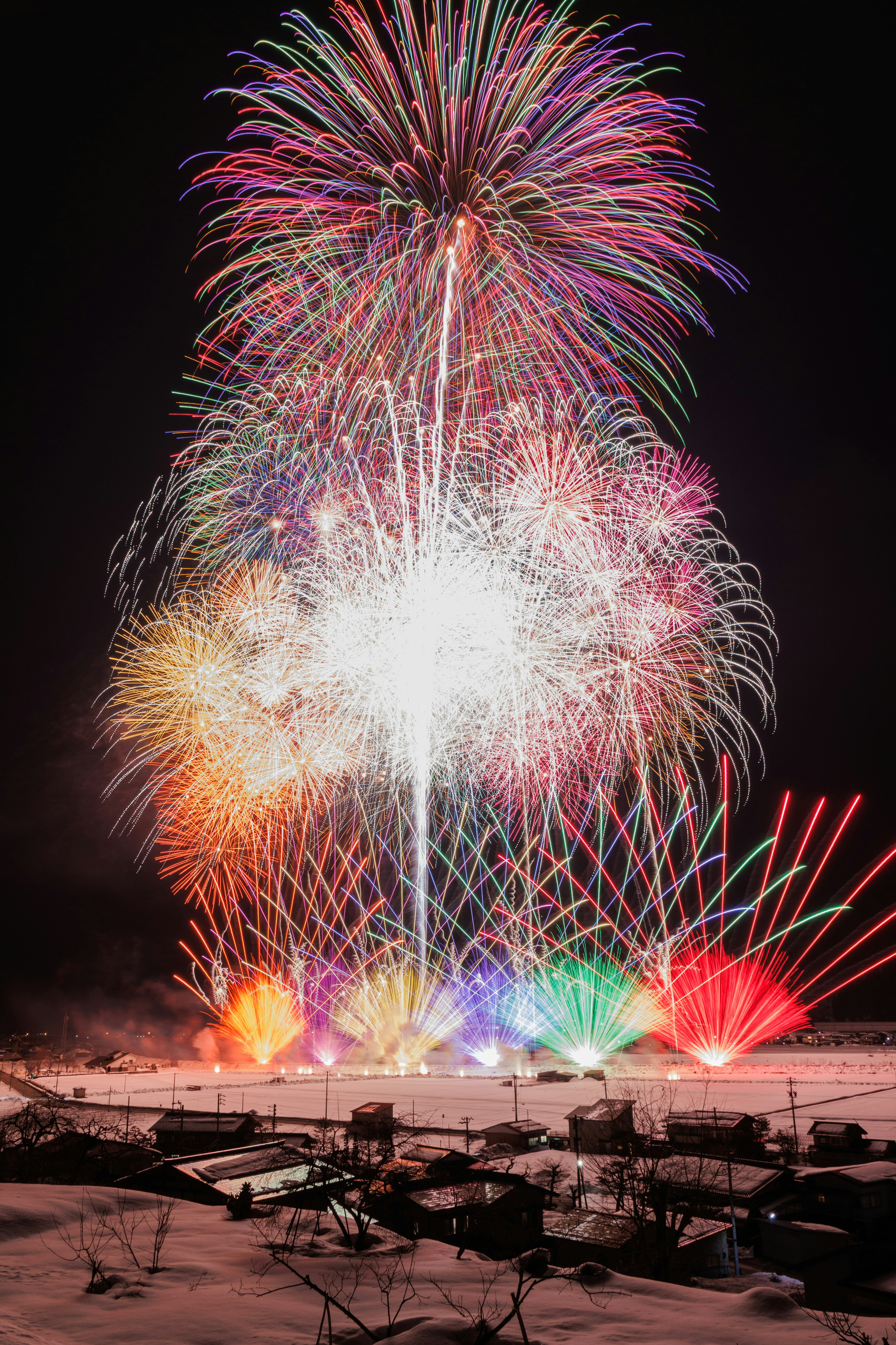 夜空に広がる色とりどりの花火が幻想的に輝く