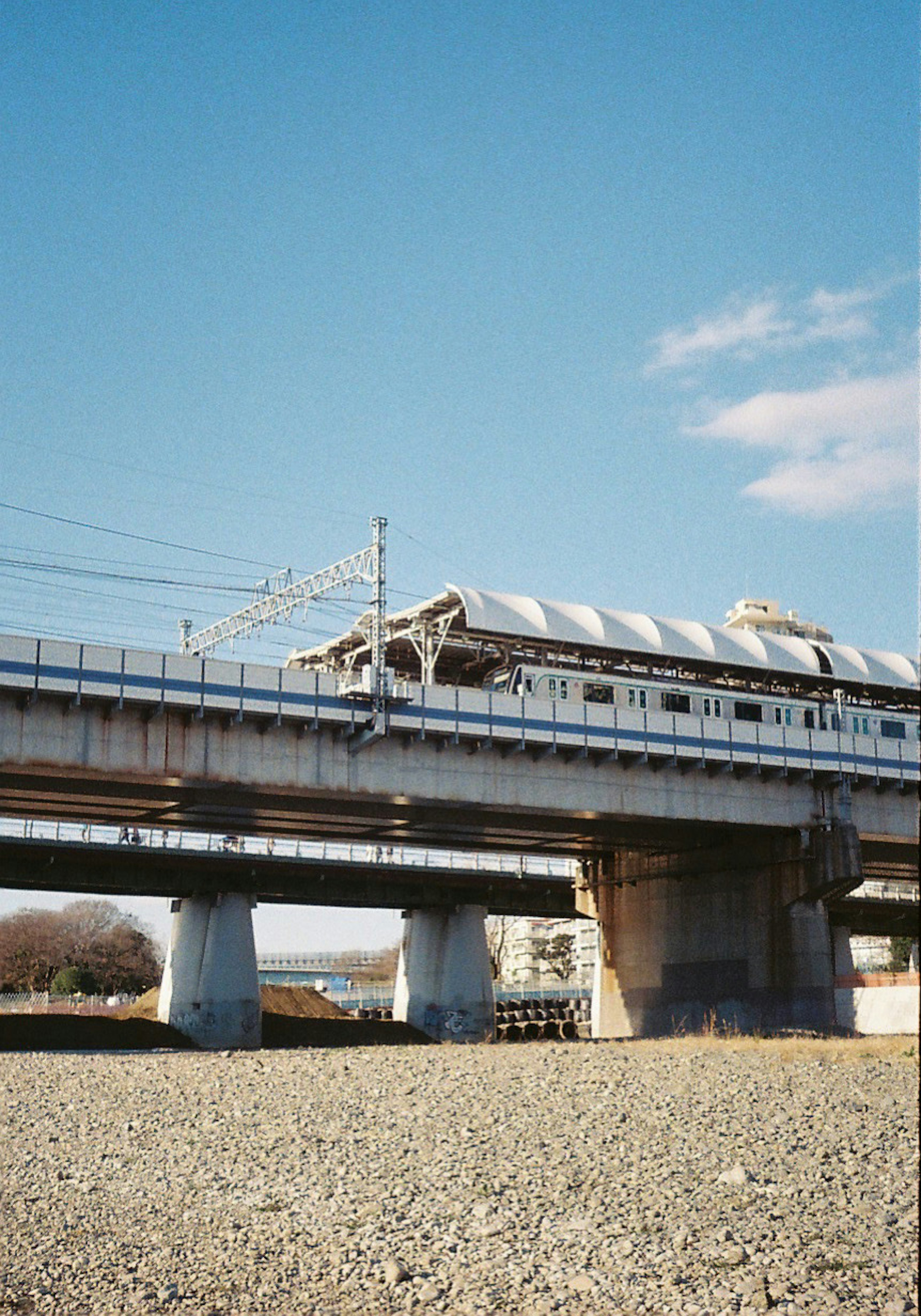 青空の下で高架鉄道が走る風景 鉄道の構造物と周囲の自然が調和したシーン