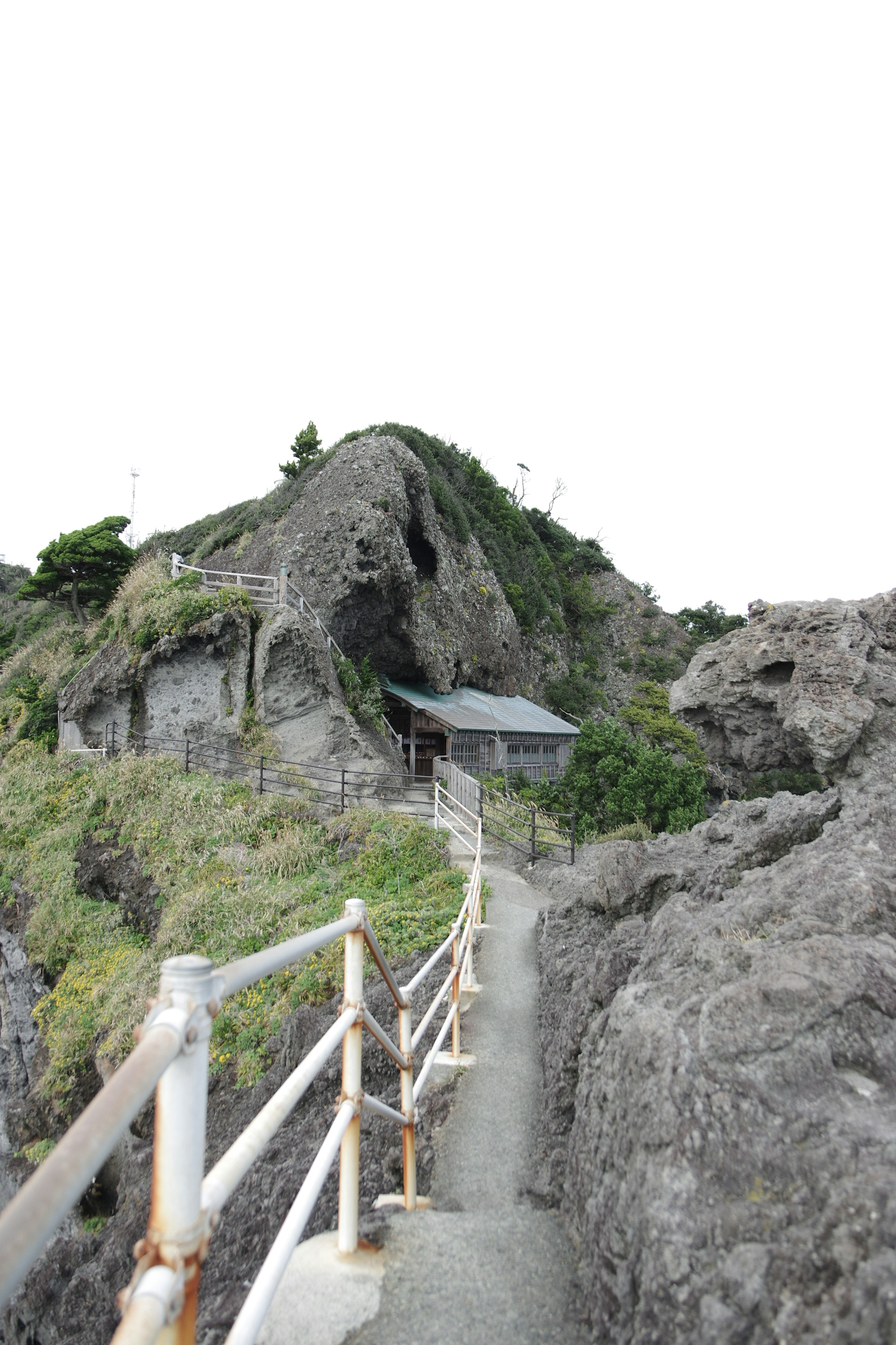 崎岖岩山和小屋的风景