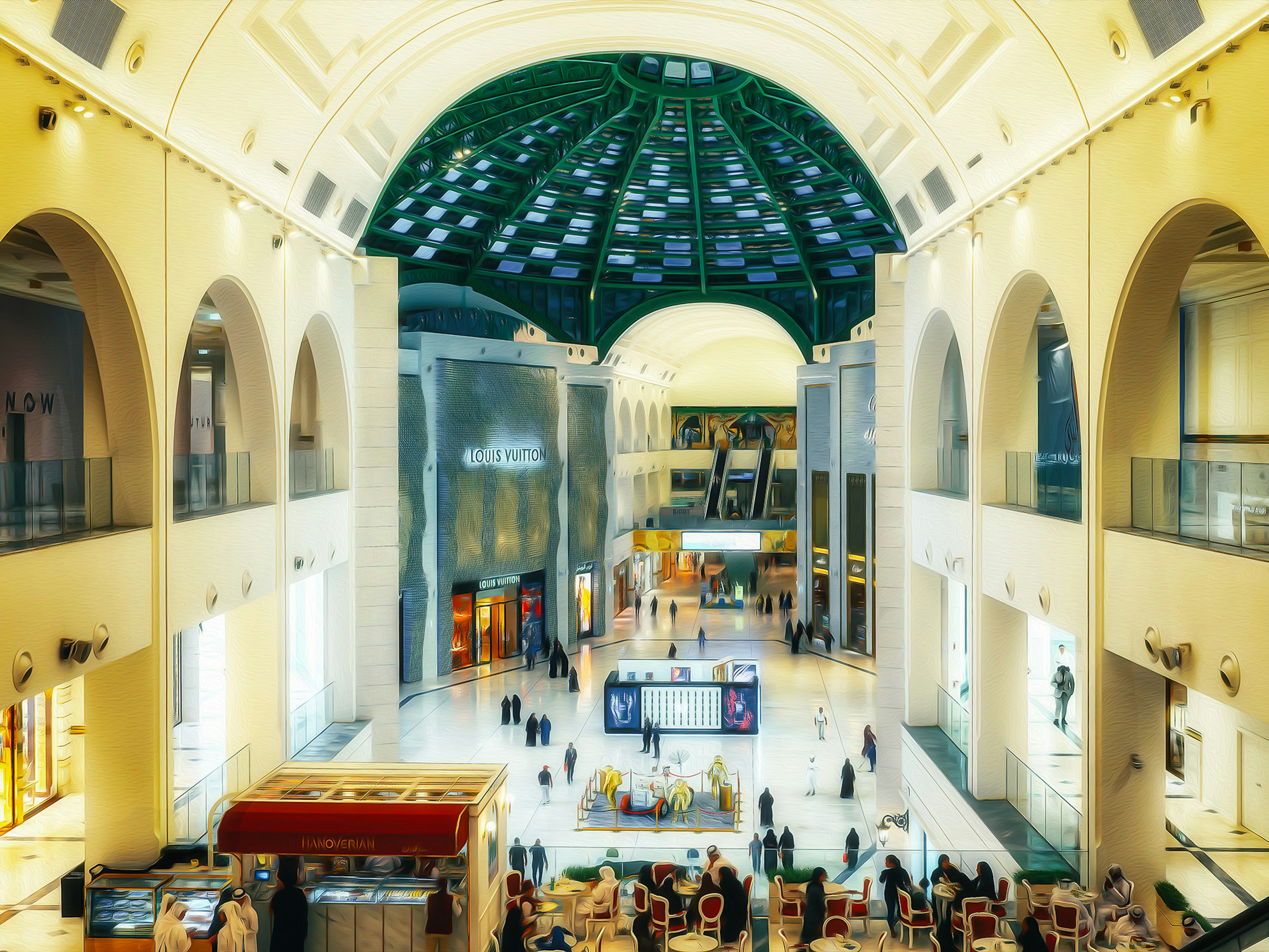 Vista interior de un centro comercial con grandes arcos y un techo de cúpula verde