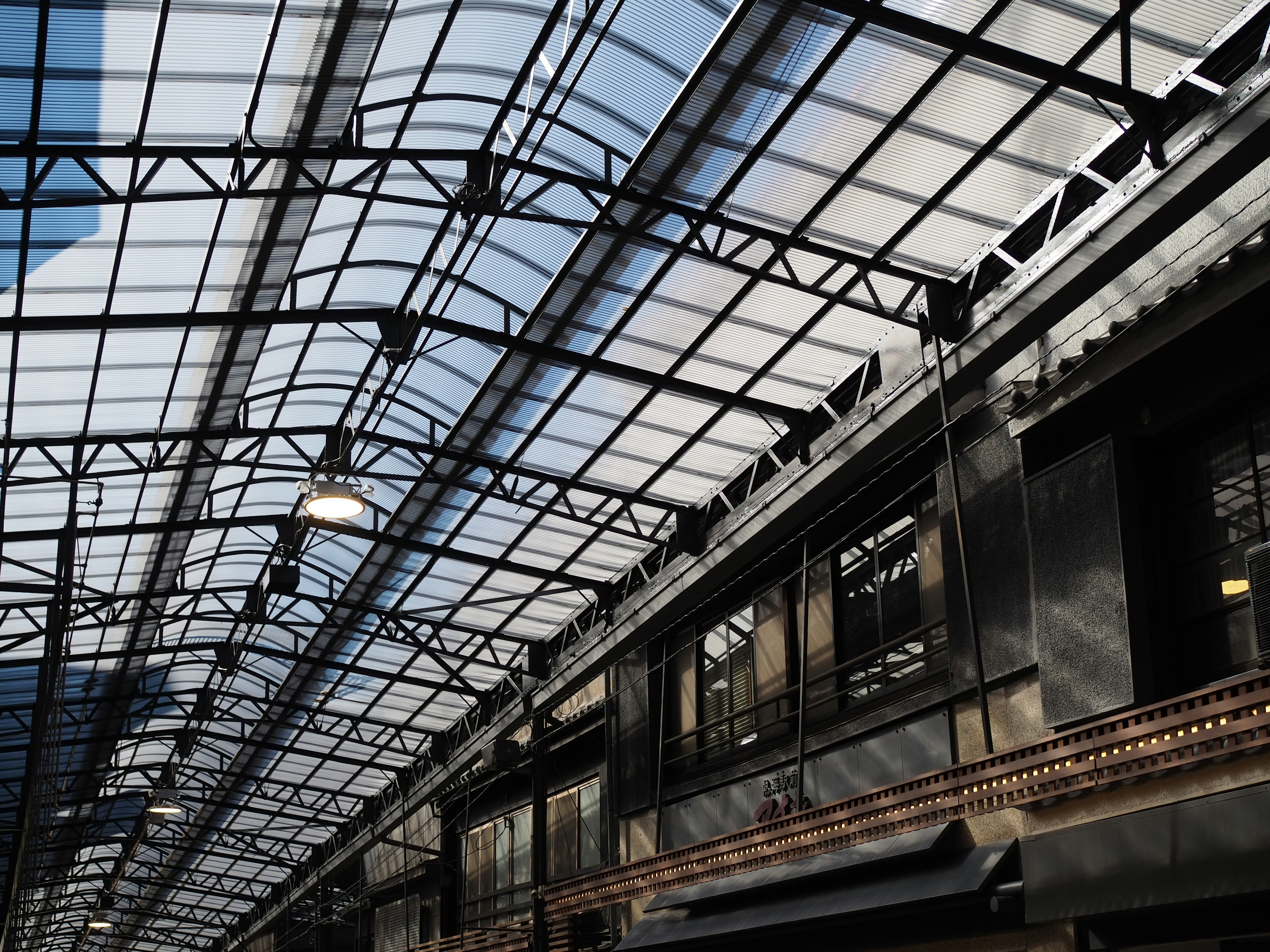 Intérieur d'un bâtiment avec une structure de toit en verre et en acier