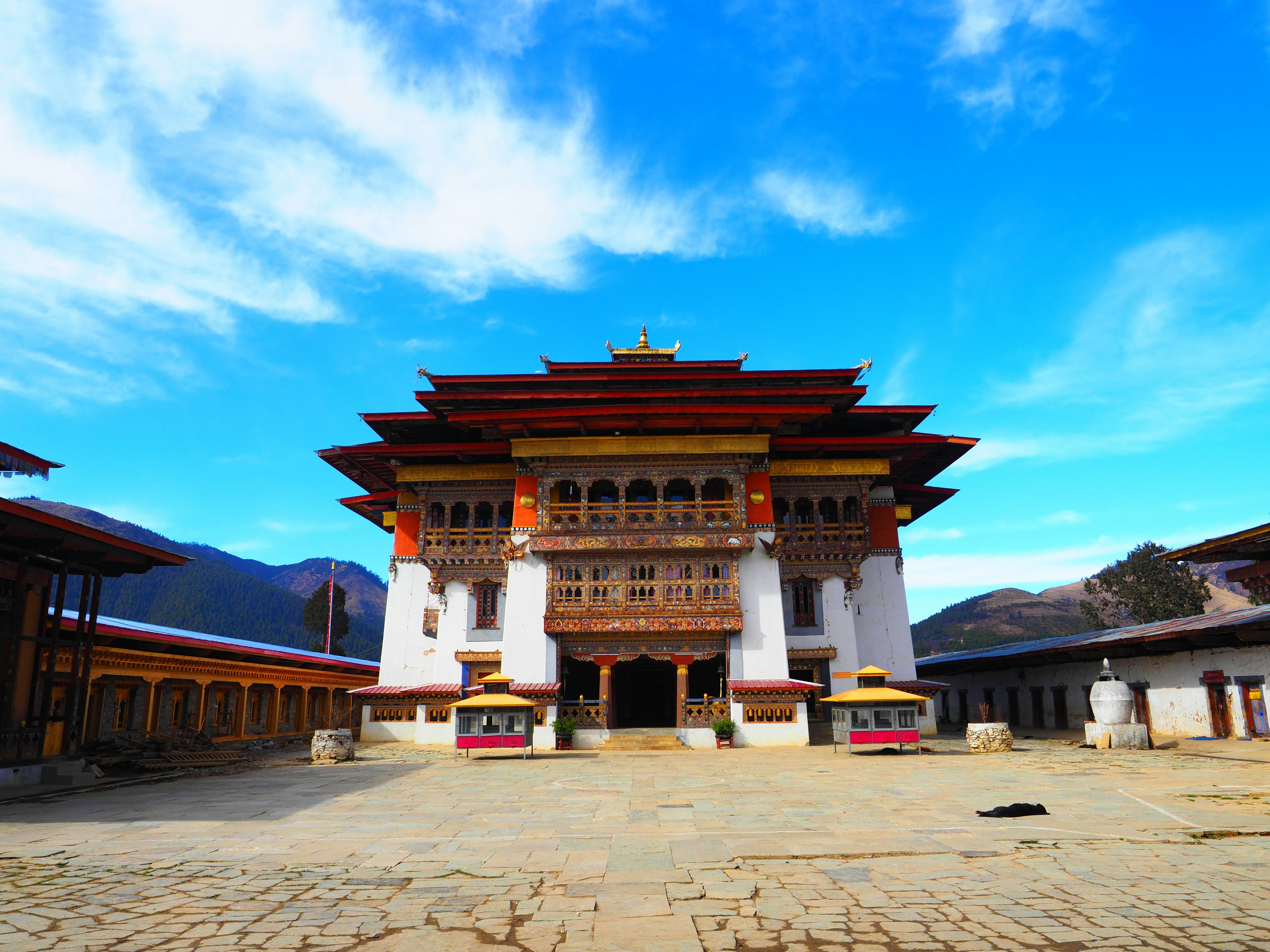 Ein beeindruckender Tempel mit einzigartiger Architektur unter einem strahlend blauen Himmel