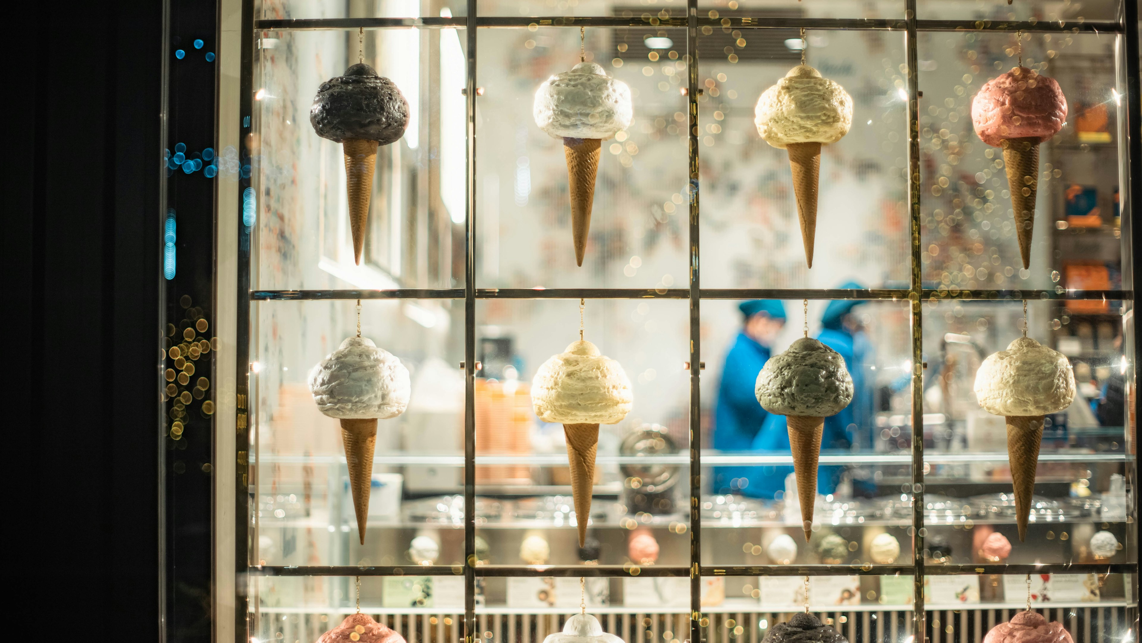 Vitrine d'une boutique avec des cornets de glace