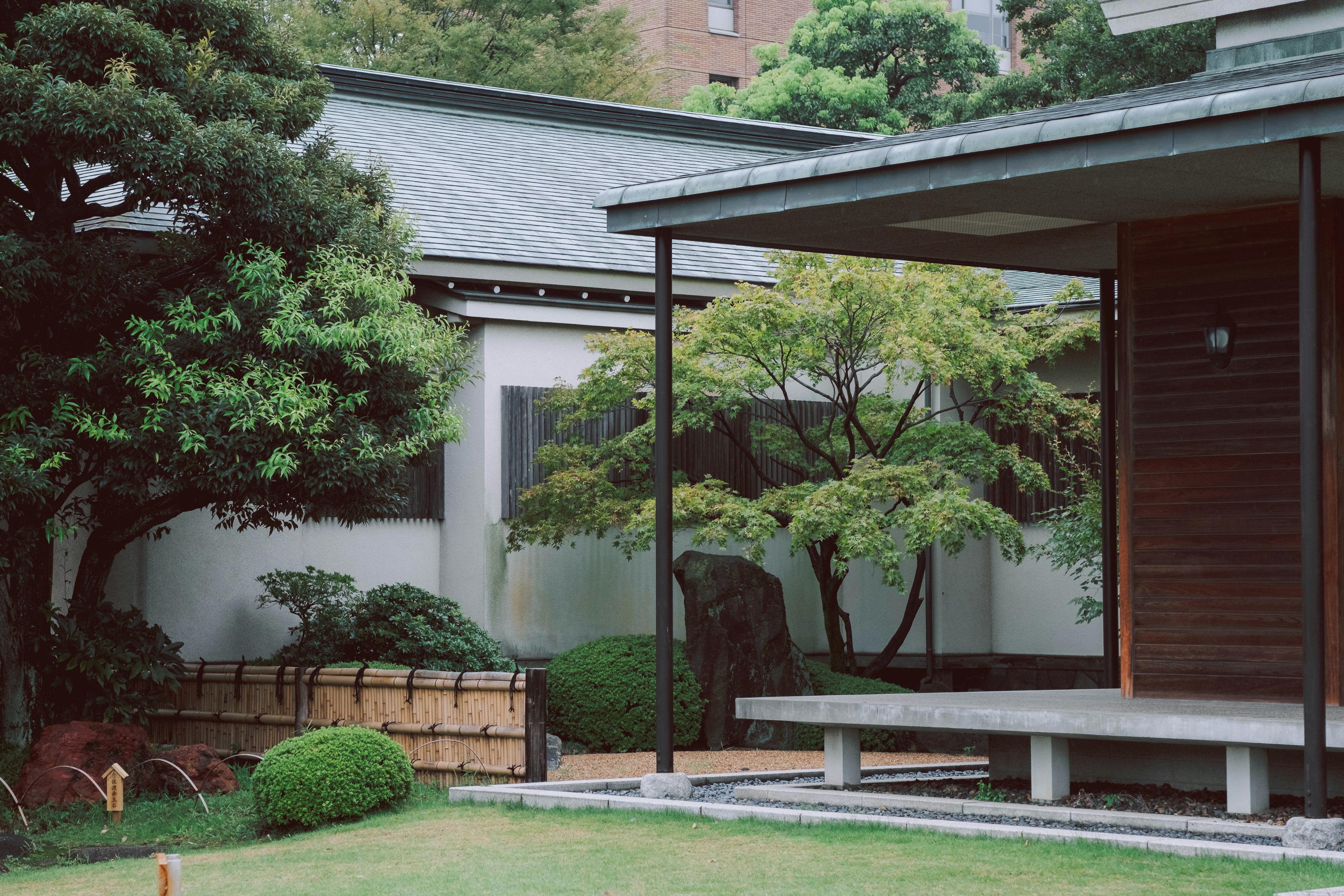 Eine harmonische Szene mit einem japanischen Garten und moderner Architektur