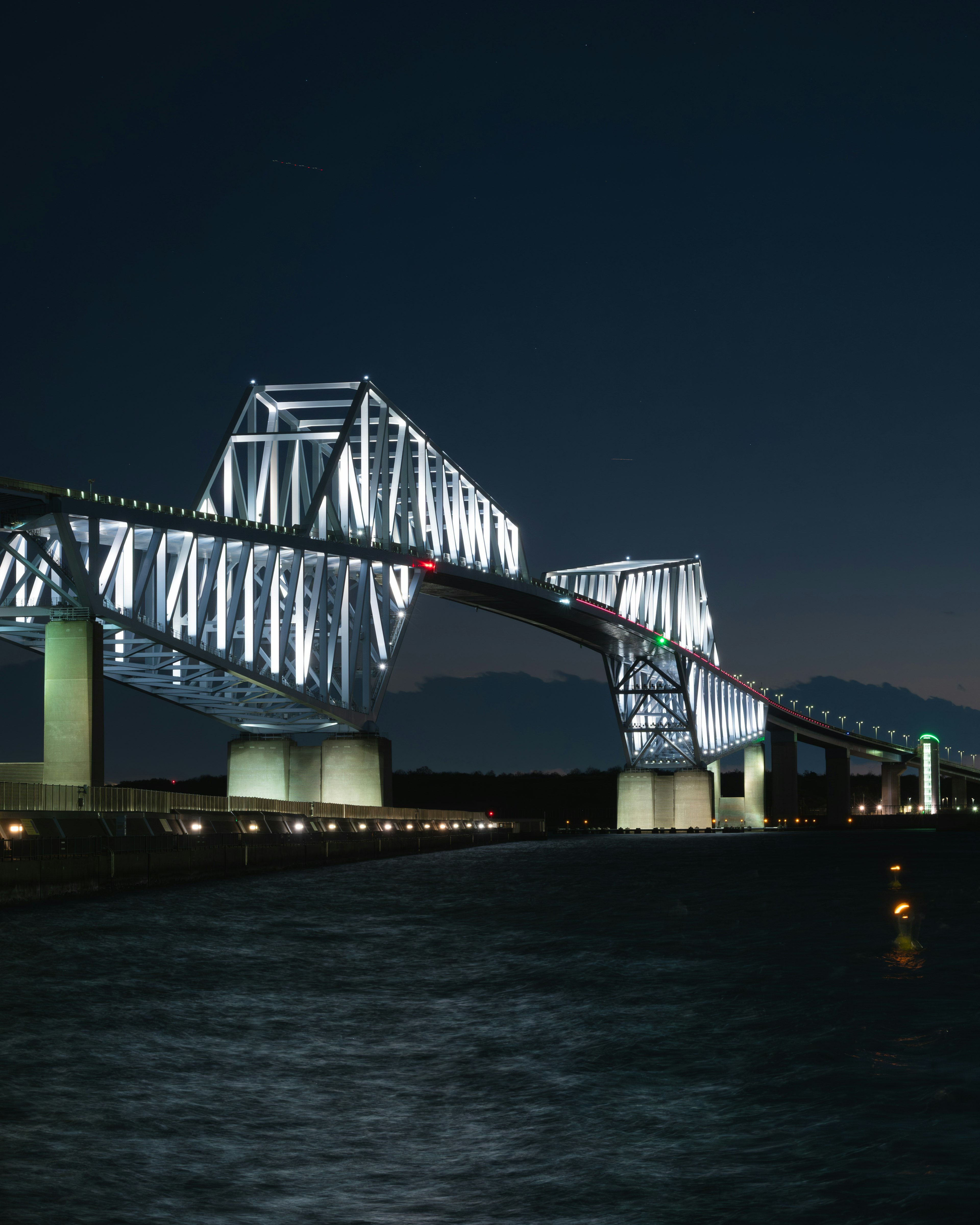 夜の川に架かる美しい橋の照明と構造