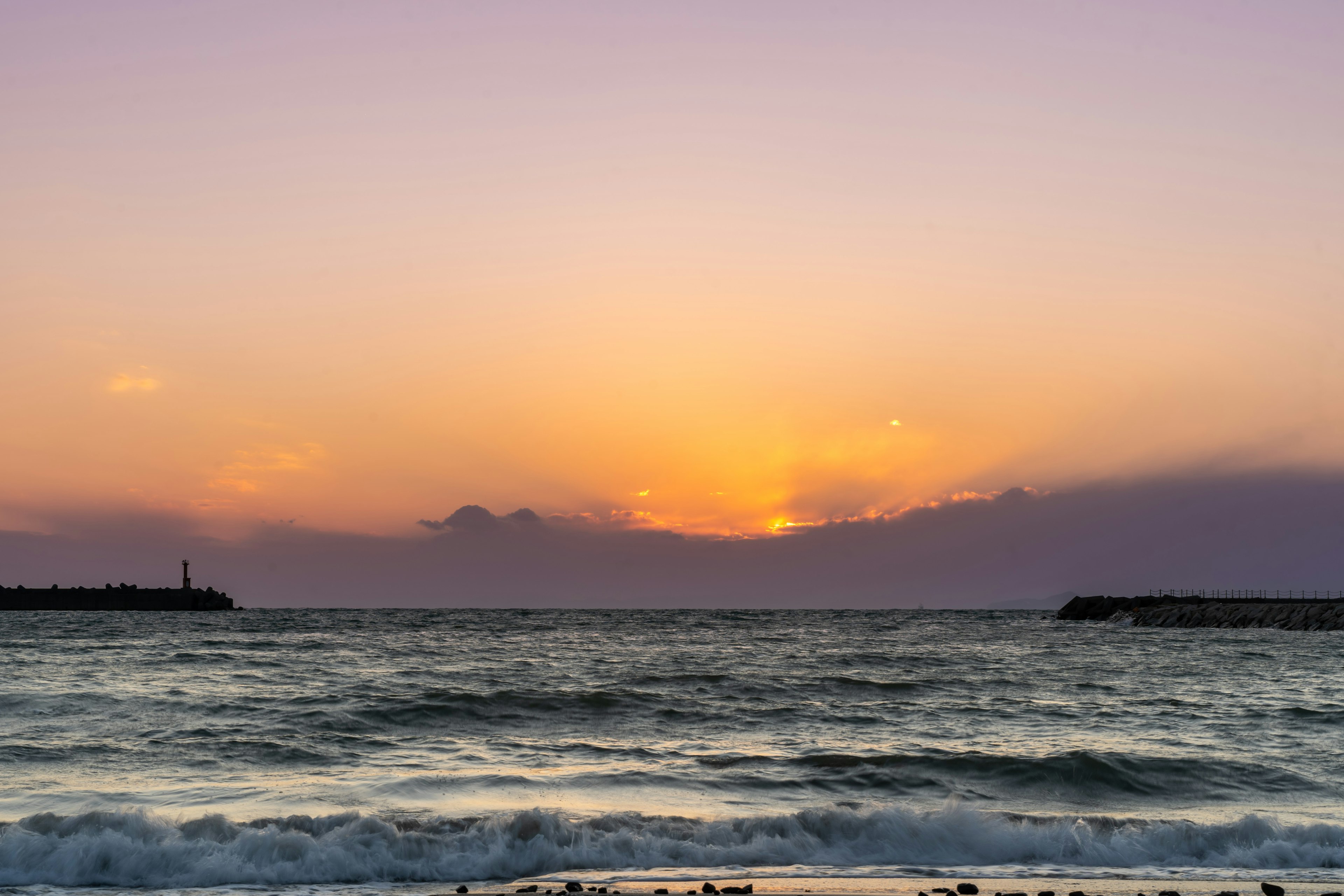 海と夕日が映る美しい風景