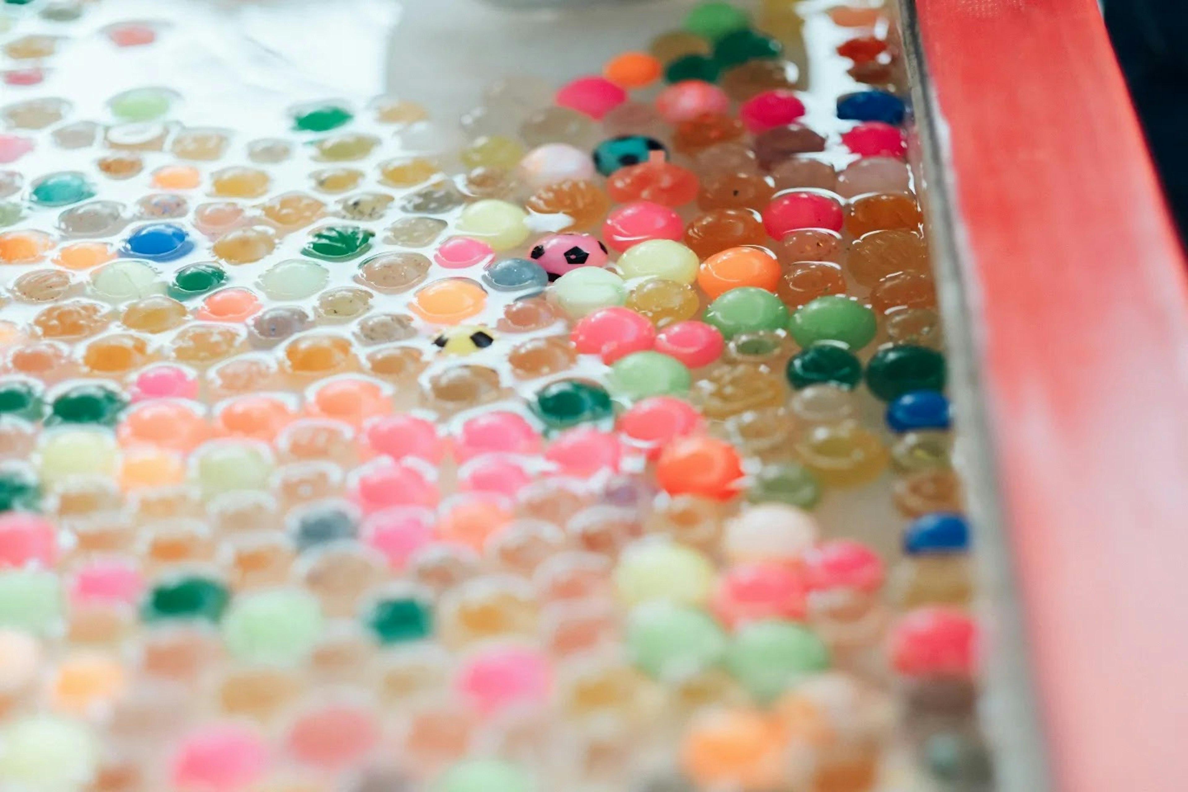 Petites perles colorées flottant dans l'eau