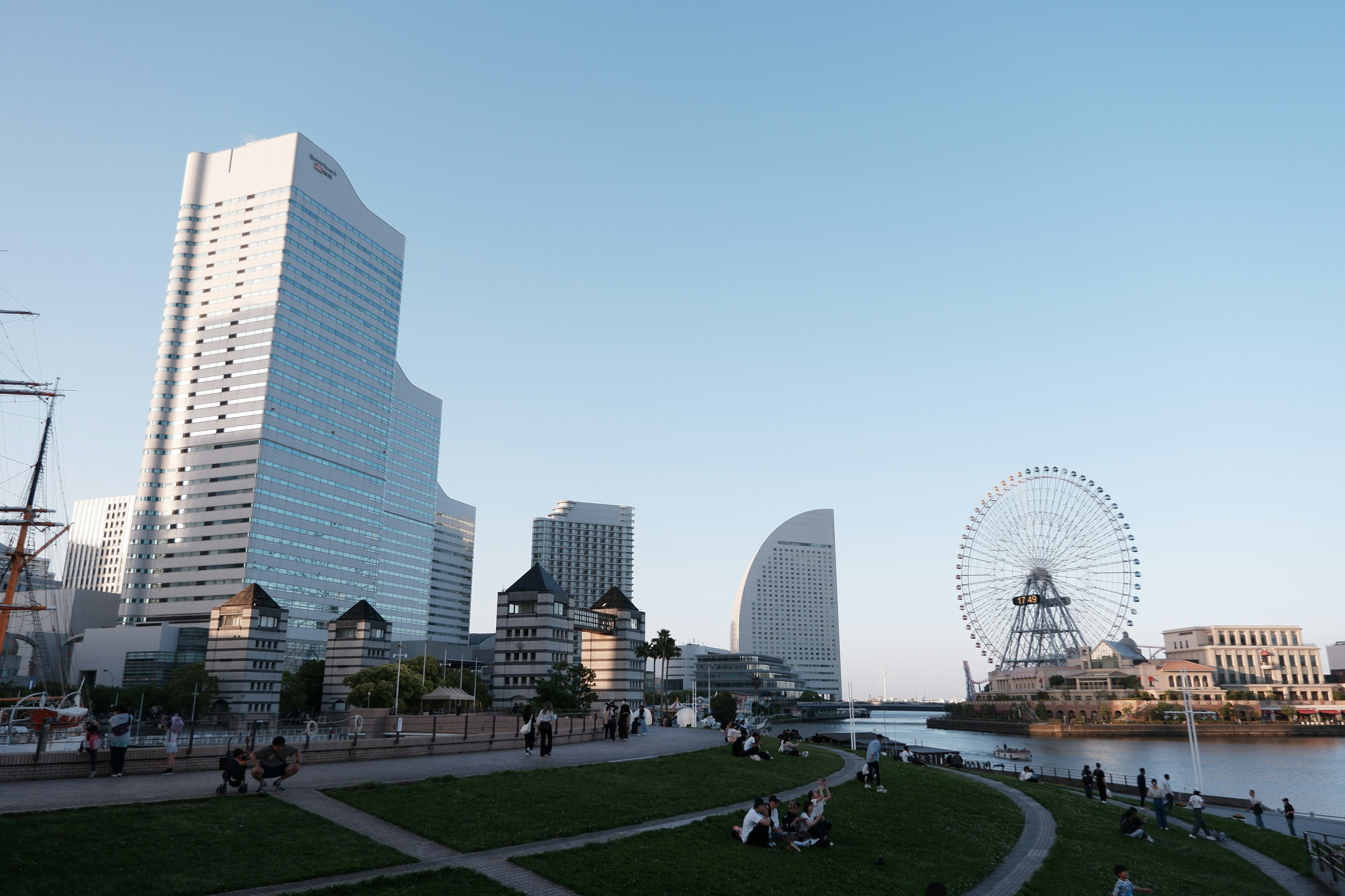 Orizzonte moderno di Yokohama con lungomare e ruota panoramica