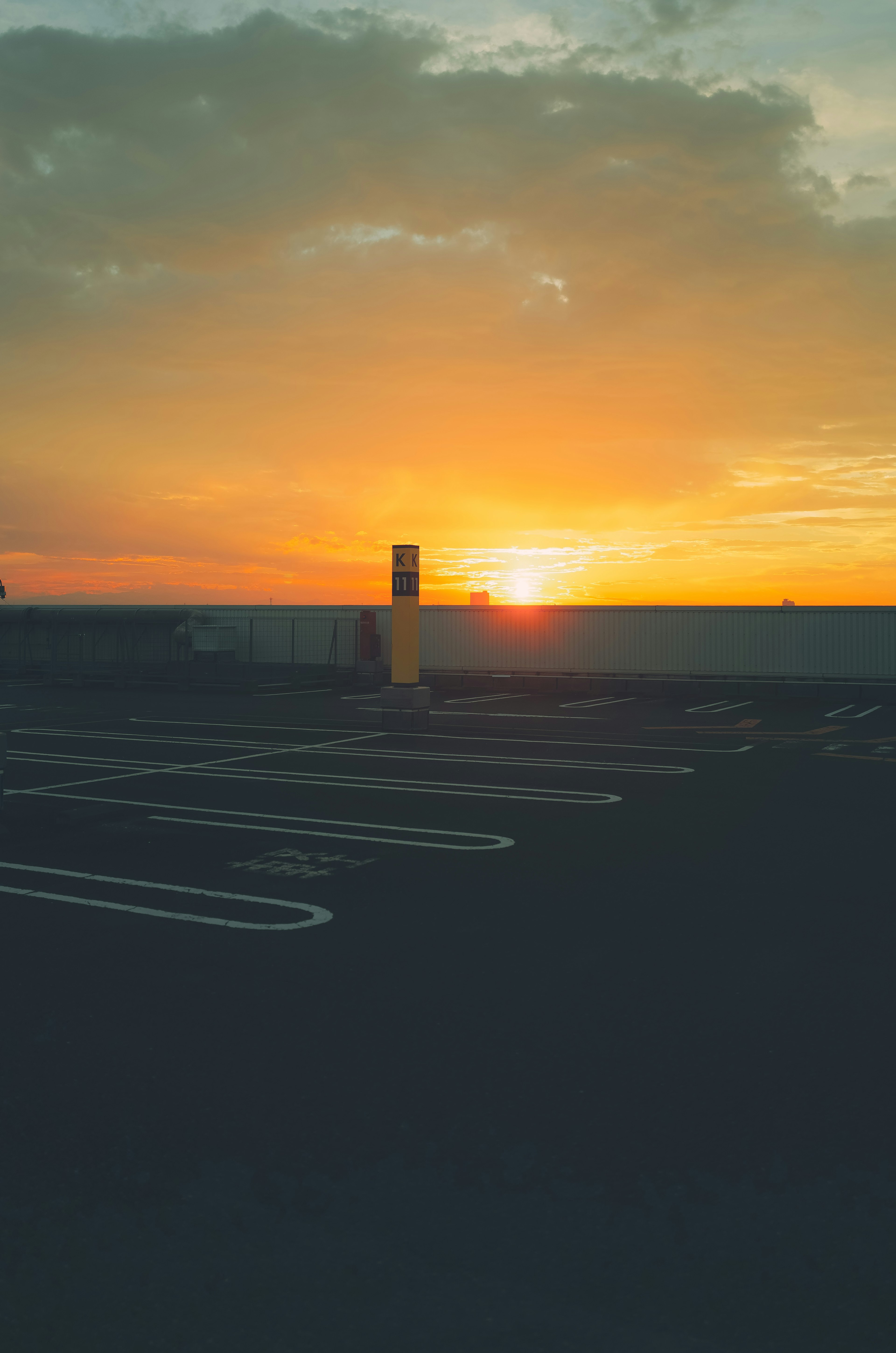 Estacionamiento al atardecer con cielo dramático