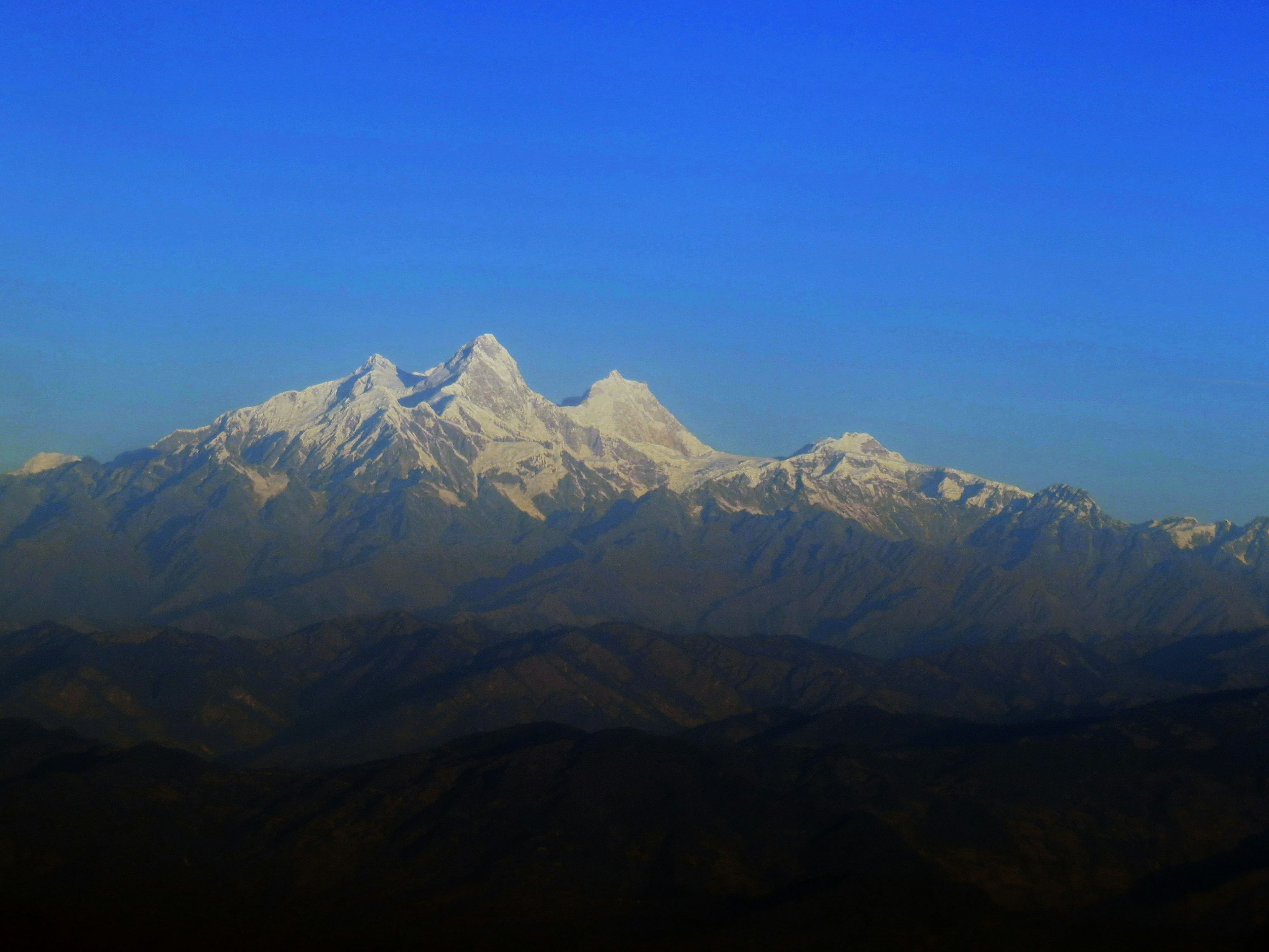 Montagnes enneigées sous un ciel bleu clair