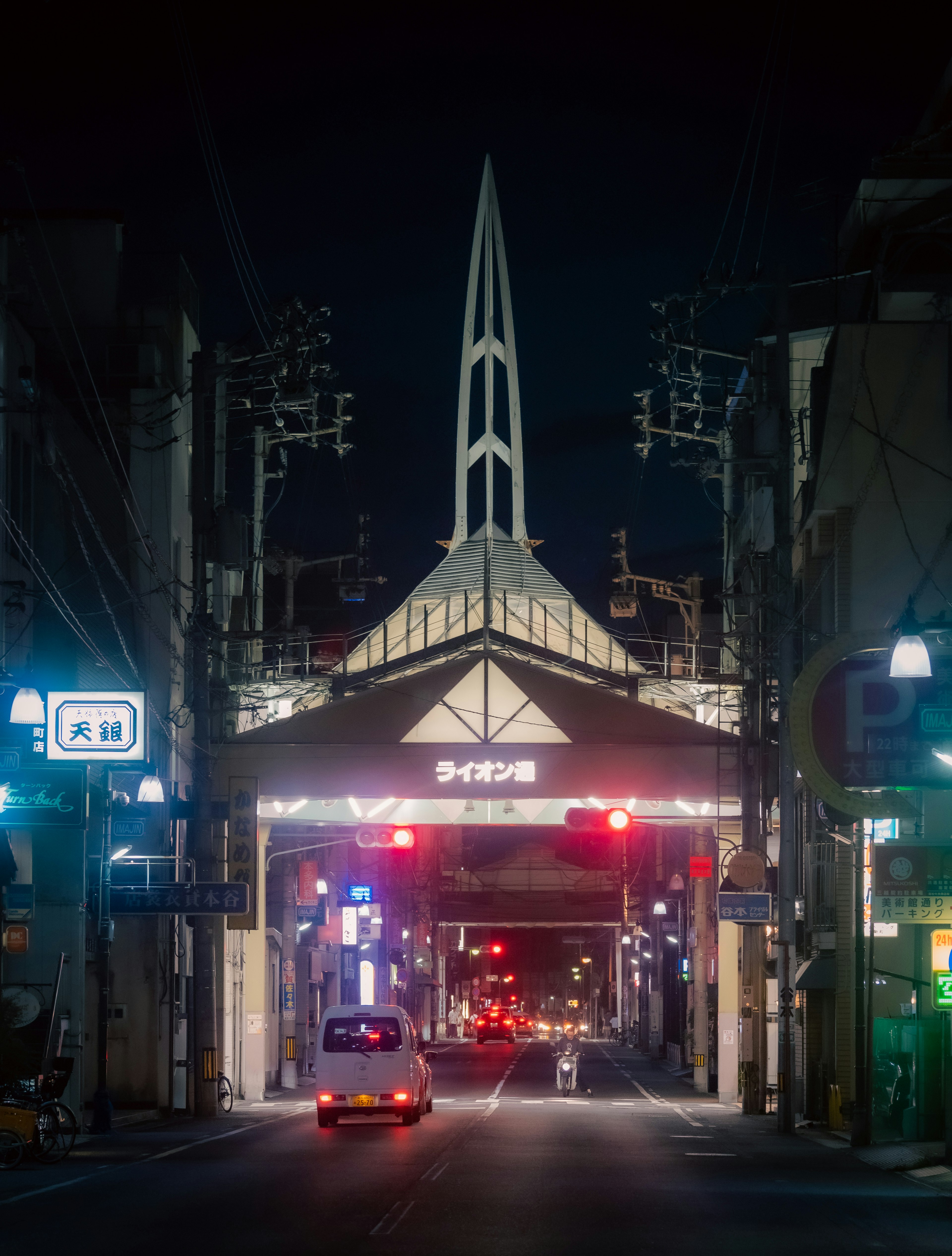 Estructura arquitectónica única en una escena de calle nocturna