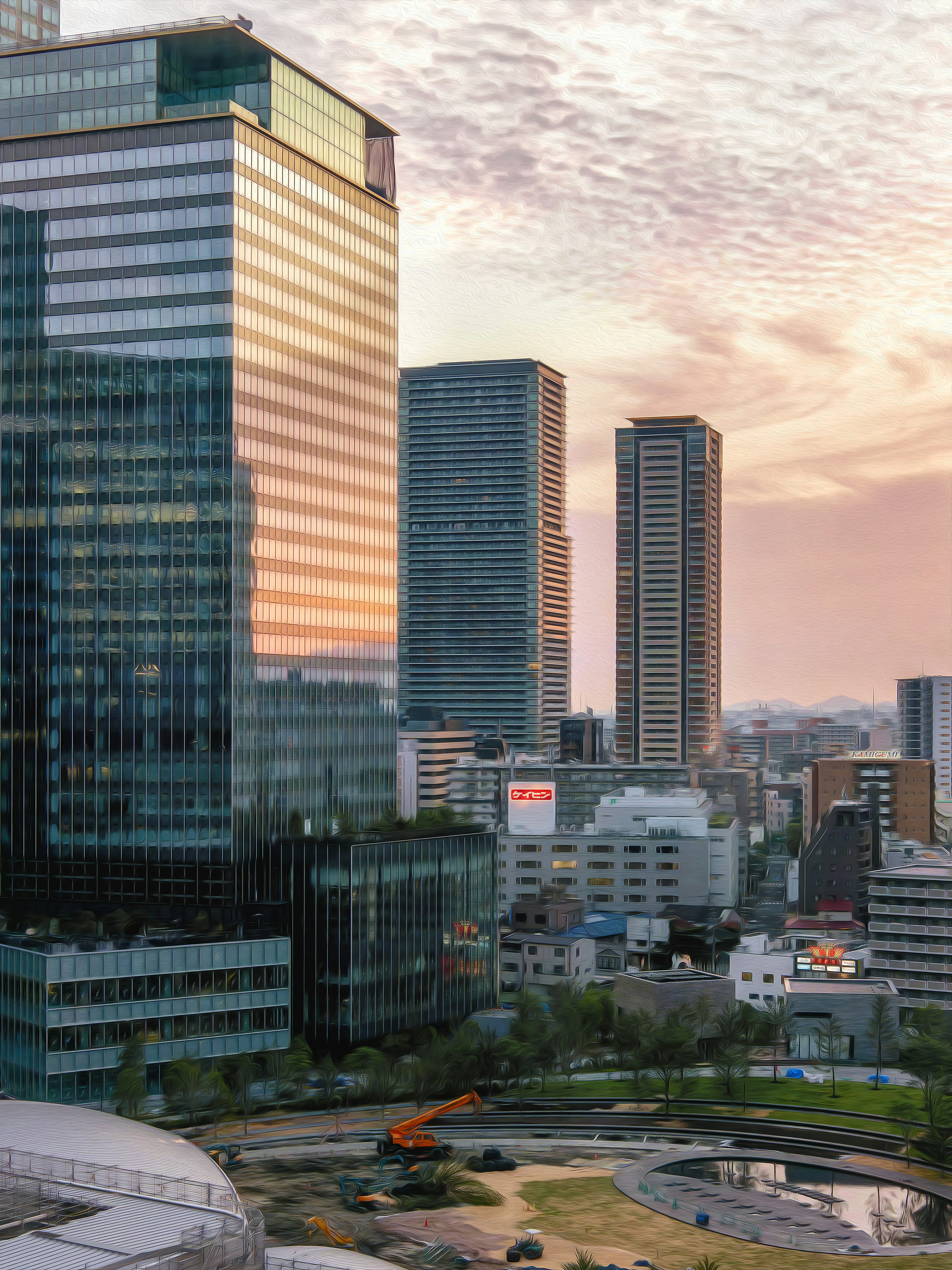 夕焼けの中の高層ビル群と公園の風景