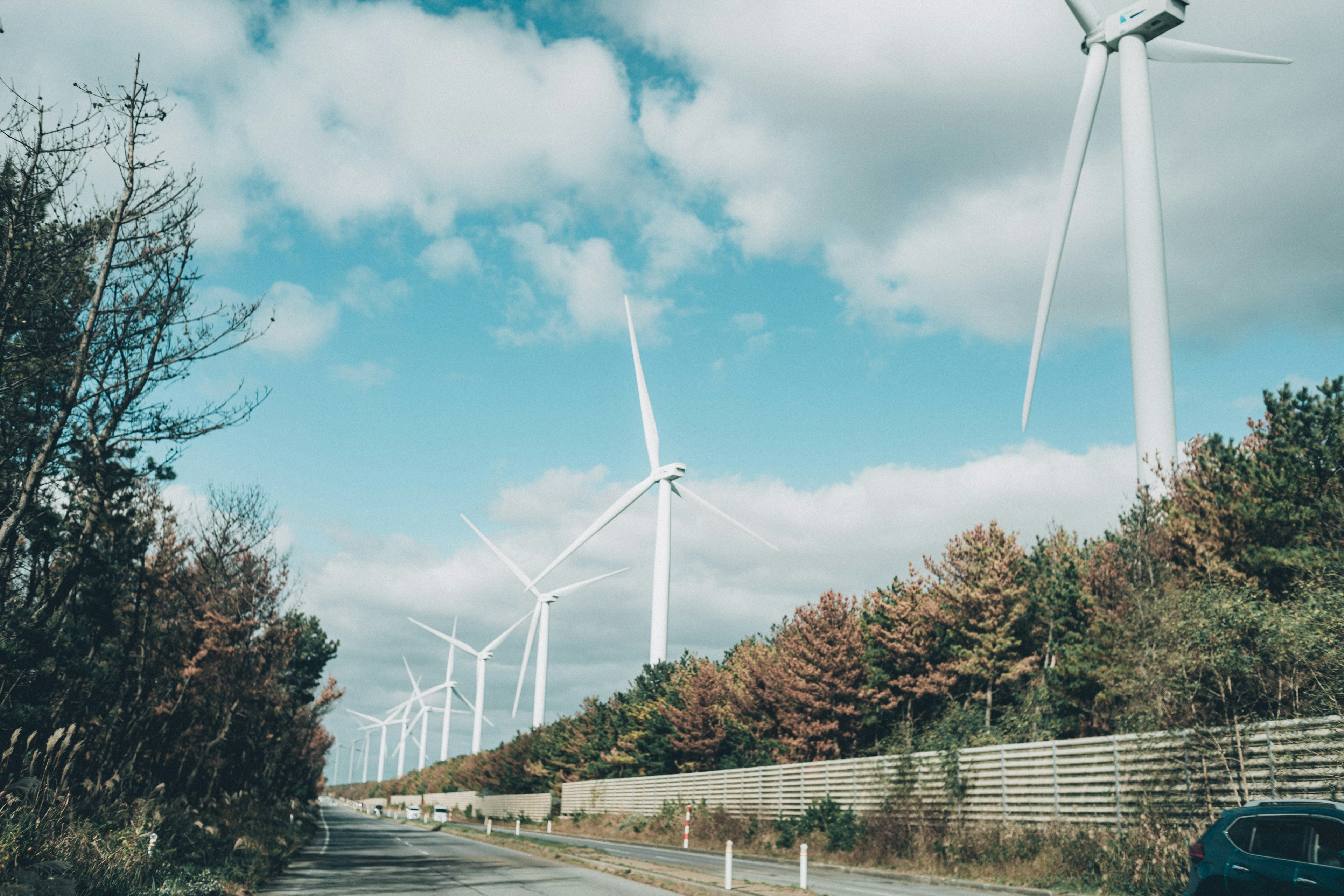 Landschaft mit Windkraftanlagen und blauem Himmel