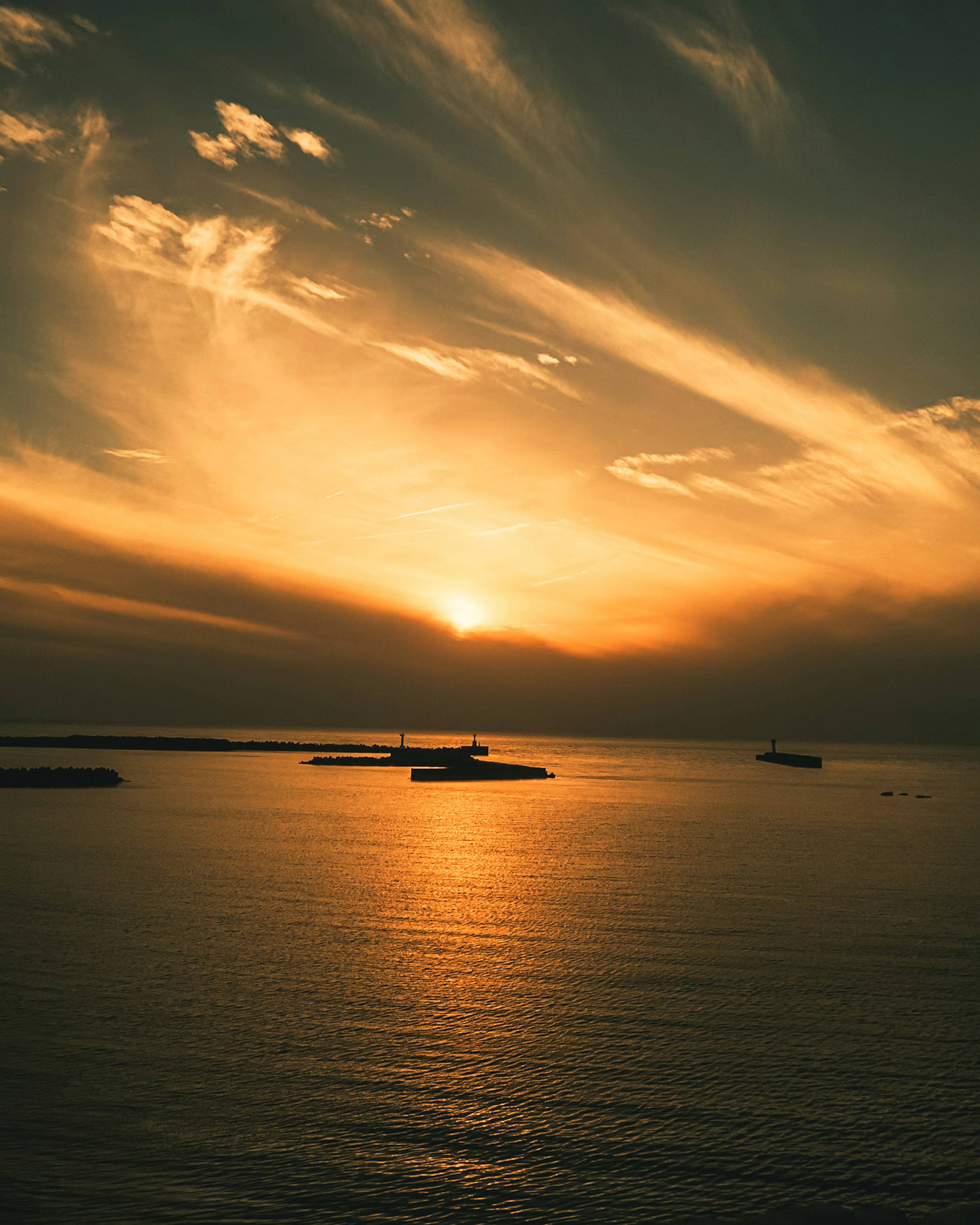 Beautiful sunset reflecting on the ocean