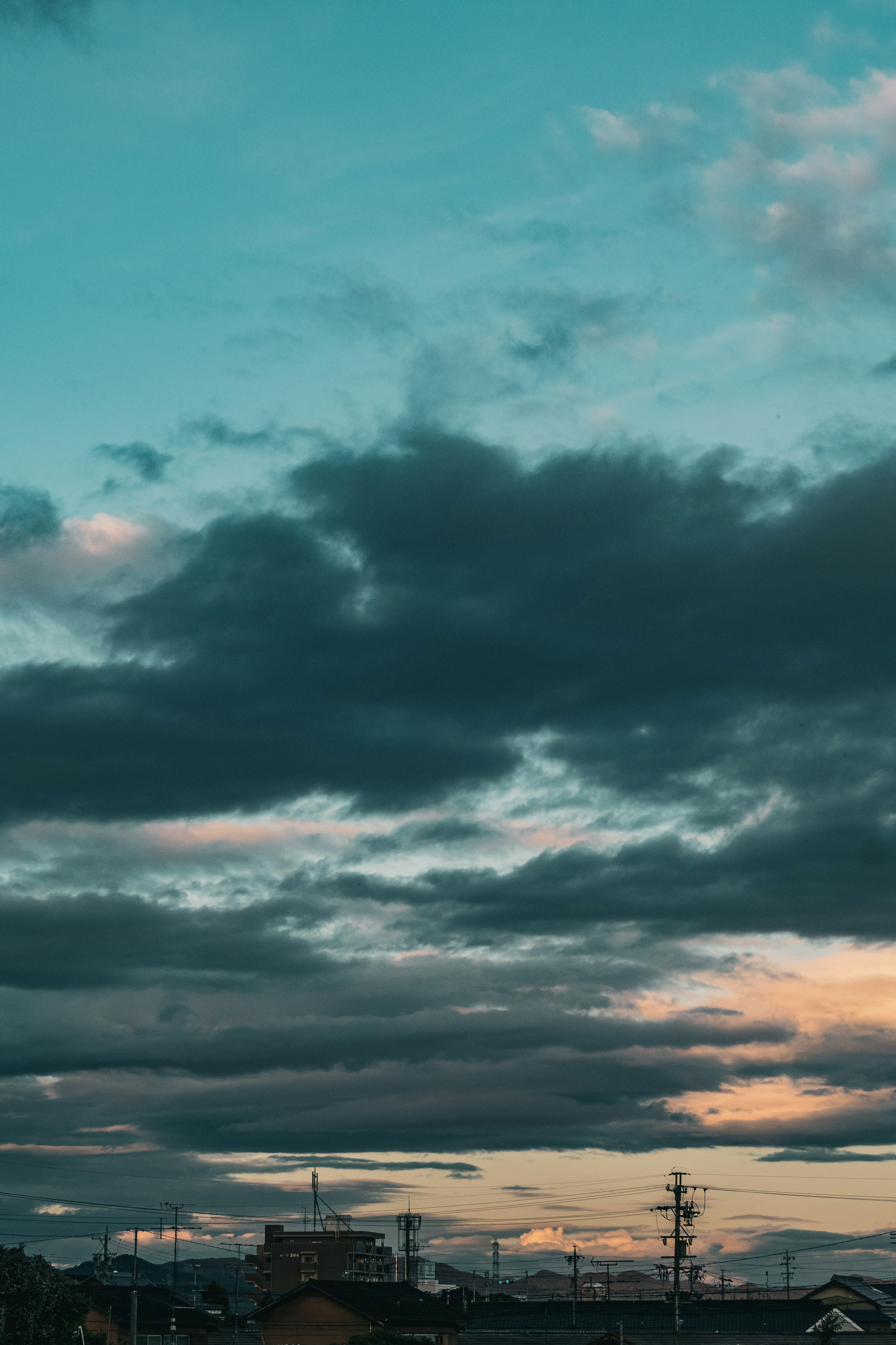 Un paysage avec un ciel bleu et des nuages sombres