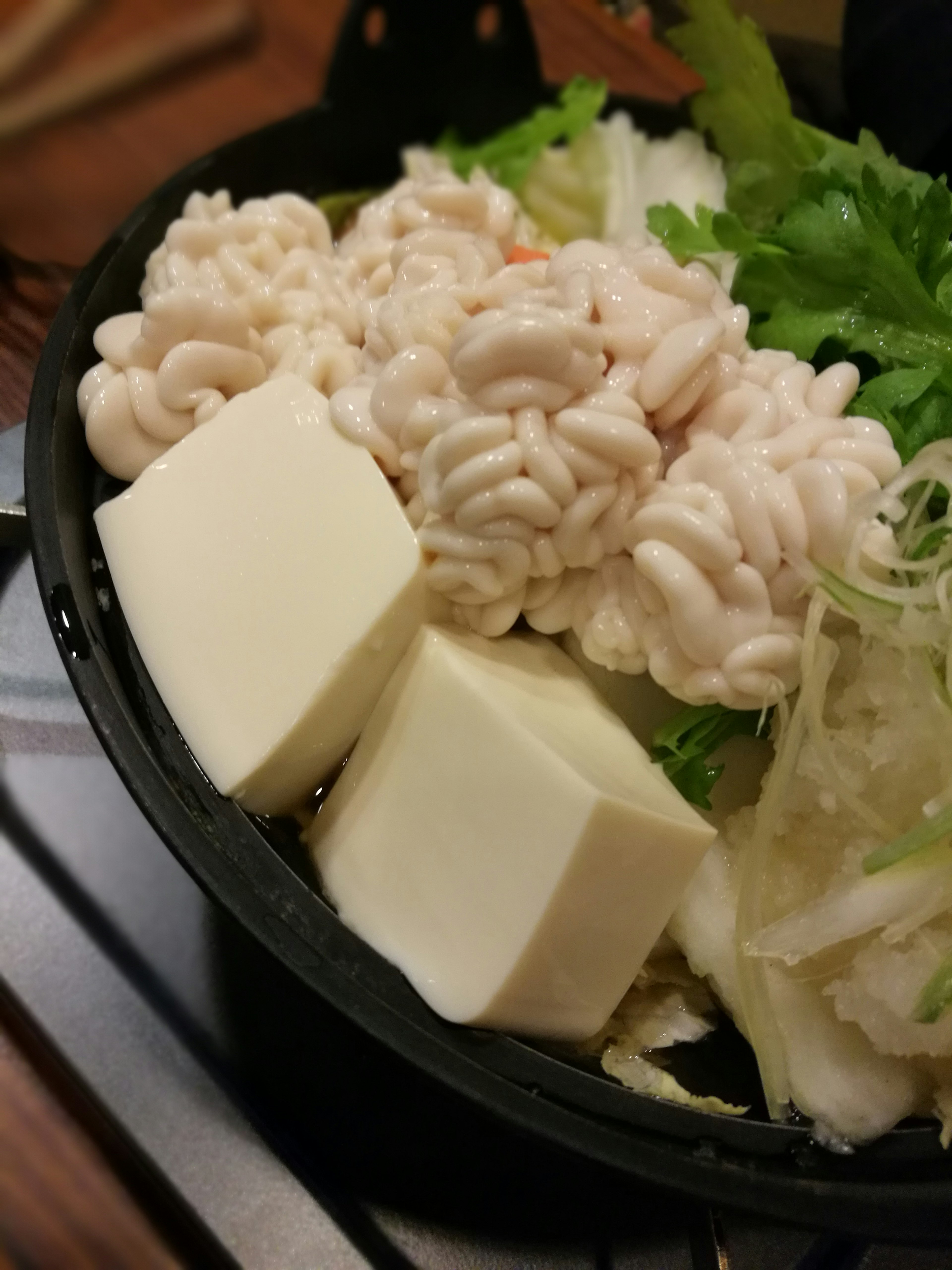 Disposizione di tofu e noodles come ingredienti per hot pot