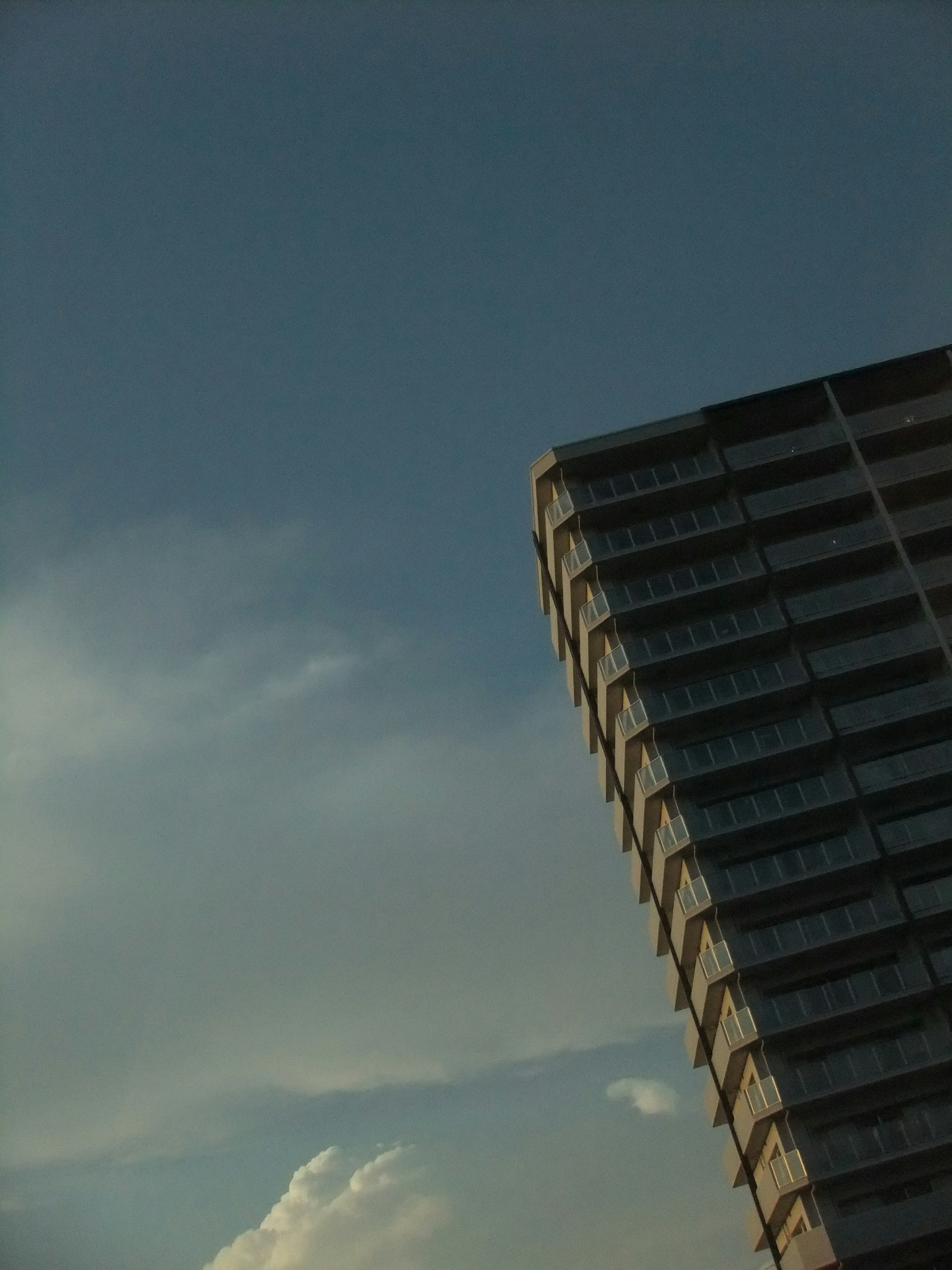 Edificio inclinado contra un cielo azul