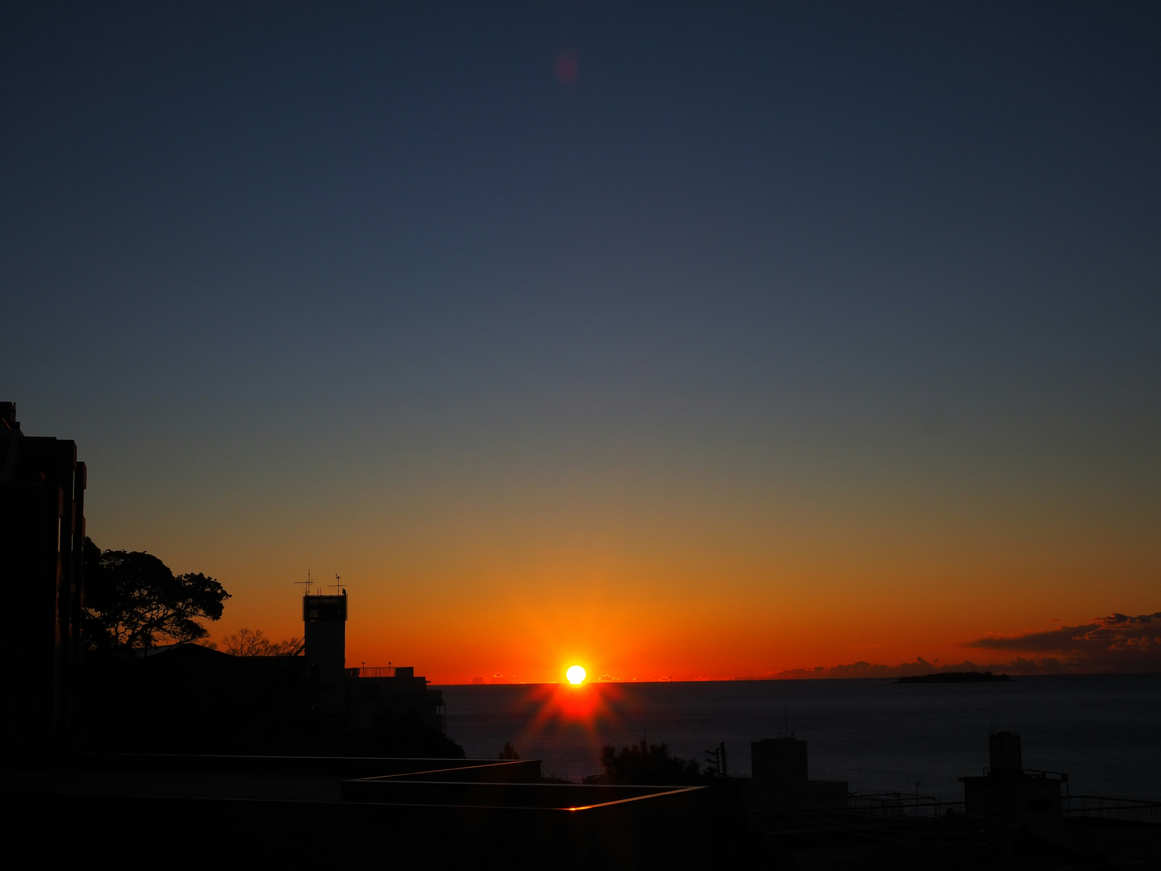 美しい夕日が海に沈む風景