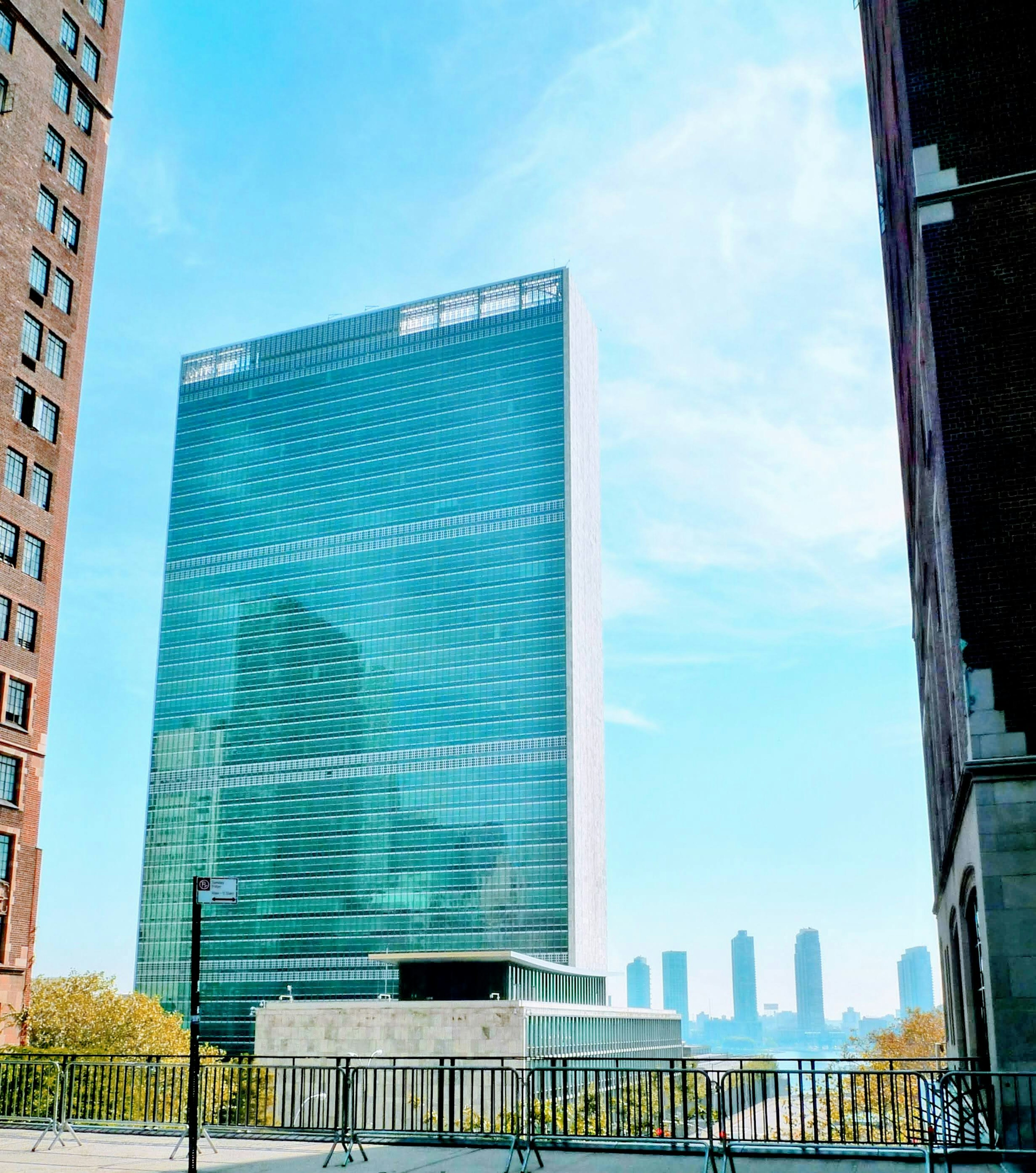 Gedung modern markas PBB dengan pemandangan langit biru